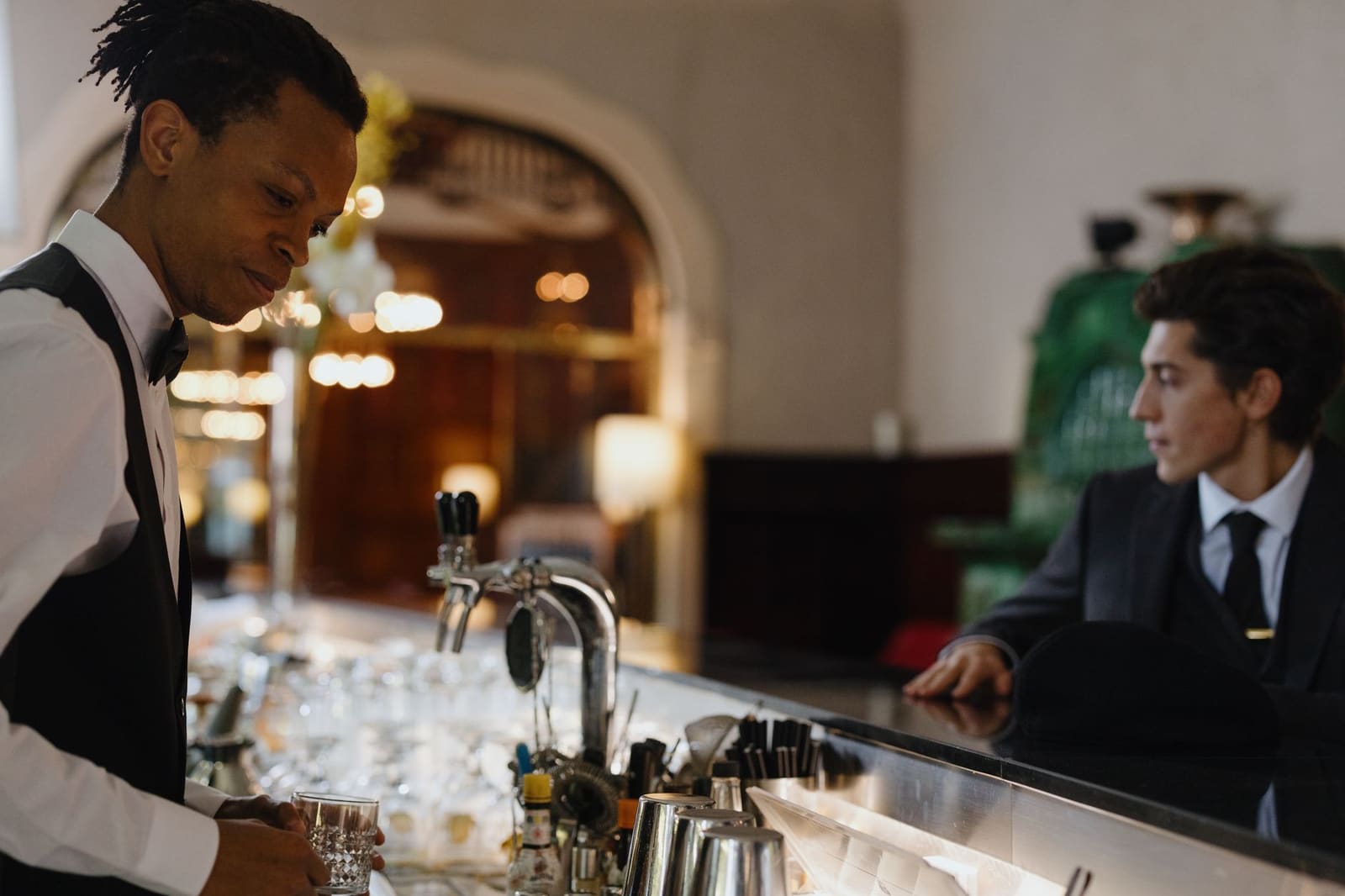 Bartender in gesprek met een gast aan de bar