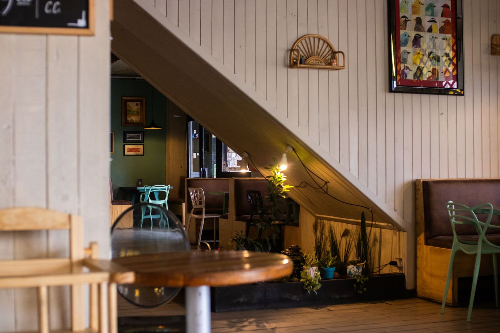 Rustig interieur van een koffiebar met houten tafels en warm verlichte bar