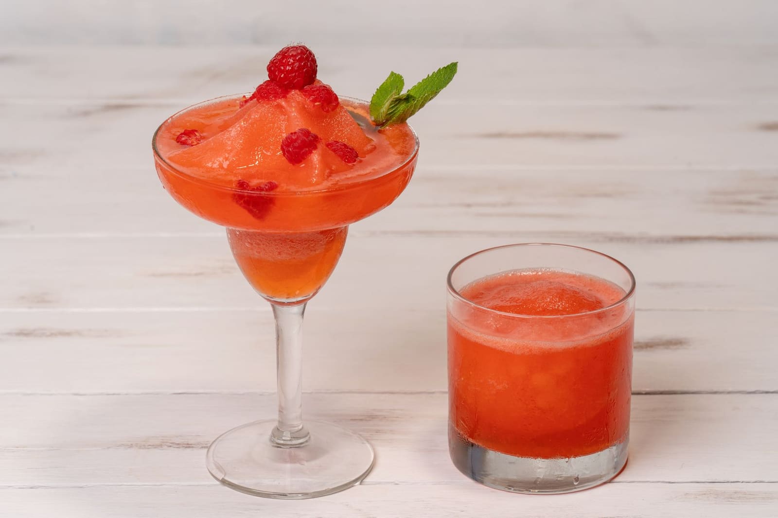 Cocktail geserveerd met een berg fijn geraspt ijs in een glas