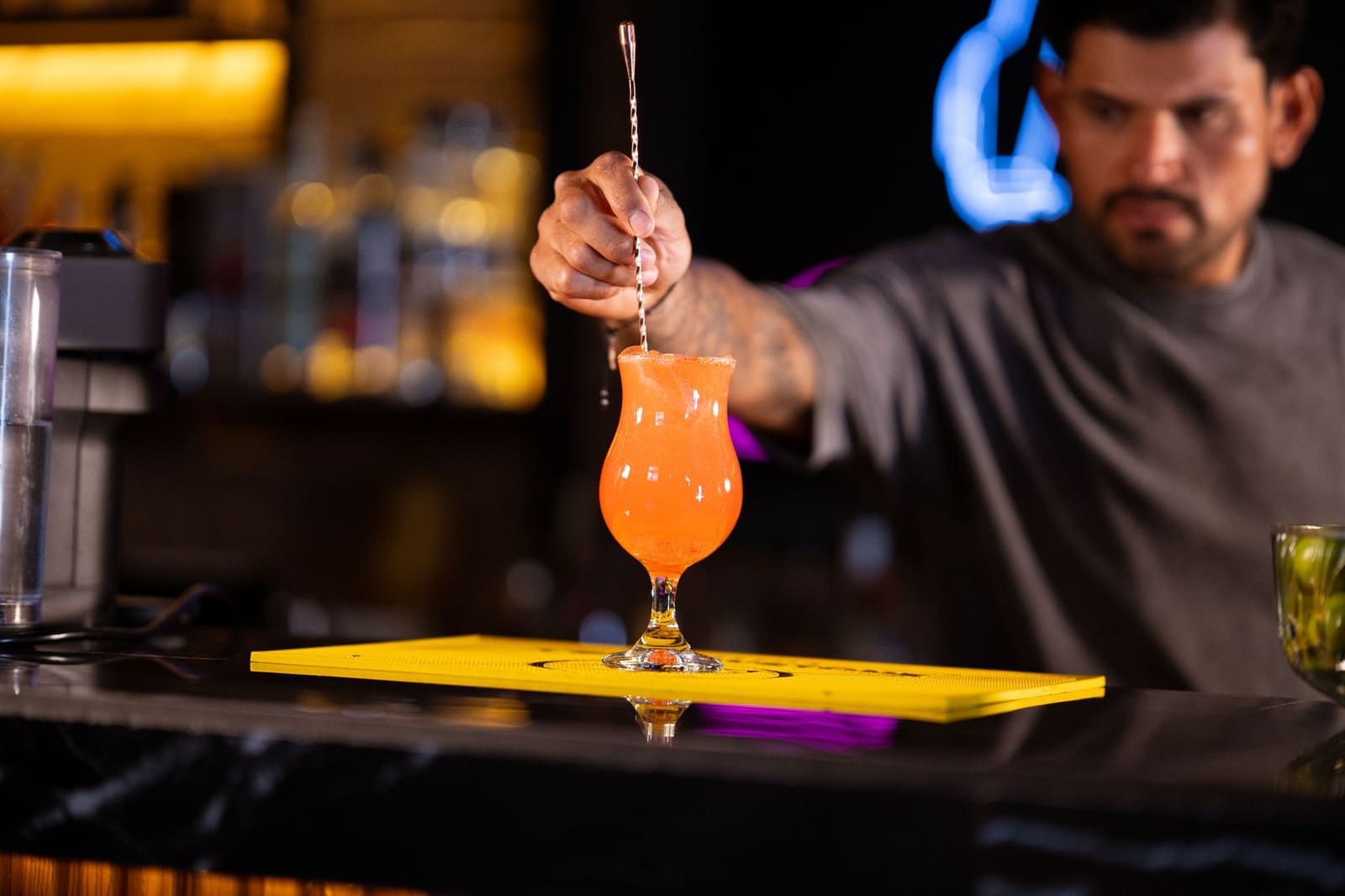 Bartender presenteert cocktail tijdens de internationale finale van de Giffard West Cup
