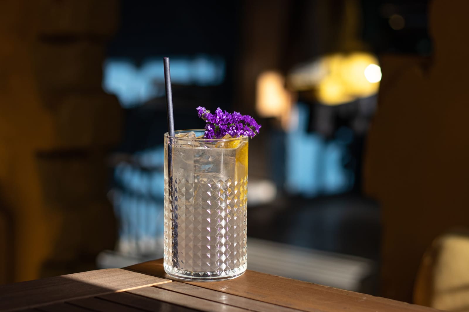 Cocktailglas met garnering staat klaar op een drukke bar