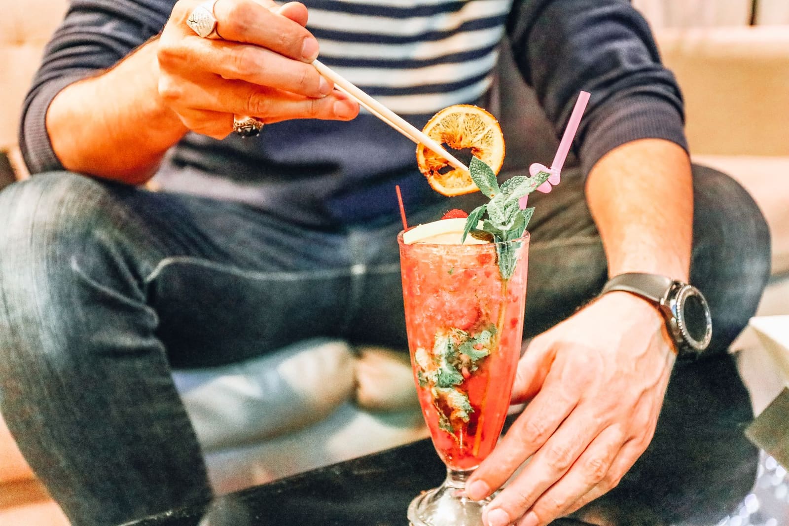cocktail met garnering van dichtbij