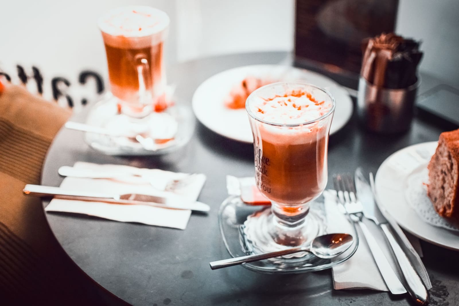 Irish coffee geserveerd in een glas met een laag slagroom bovenop