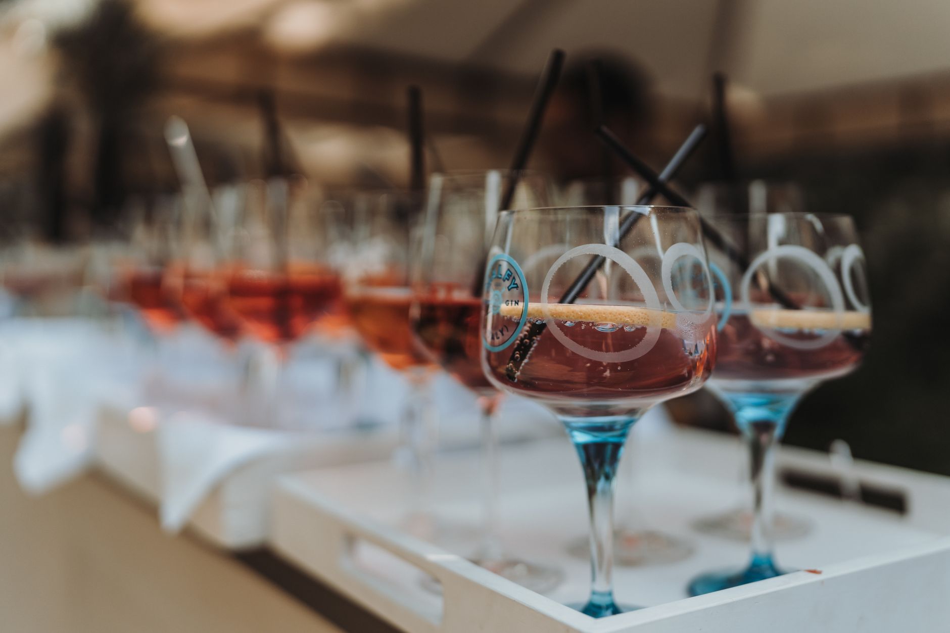 drukbezochte bar tijdens een evenement
