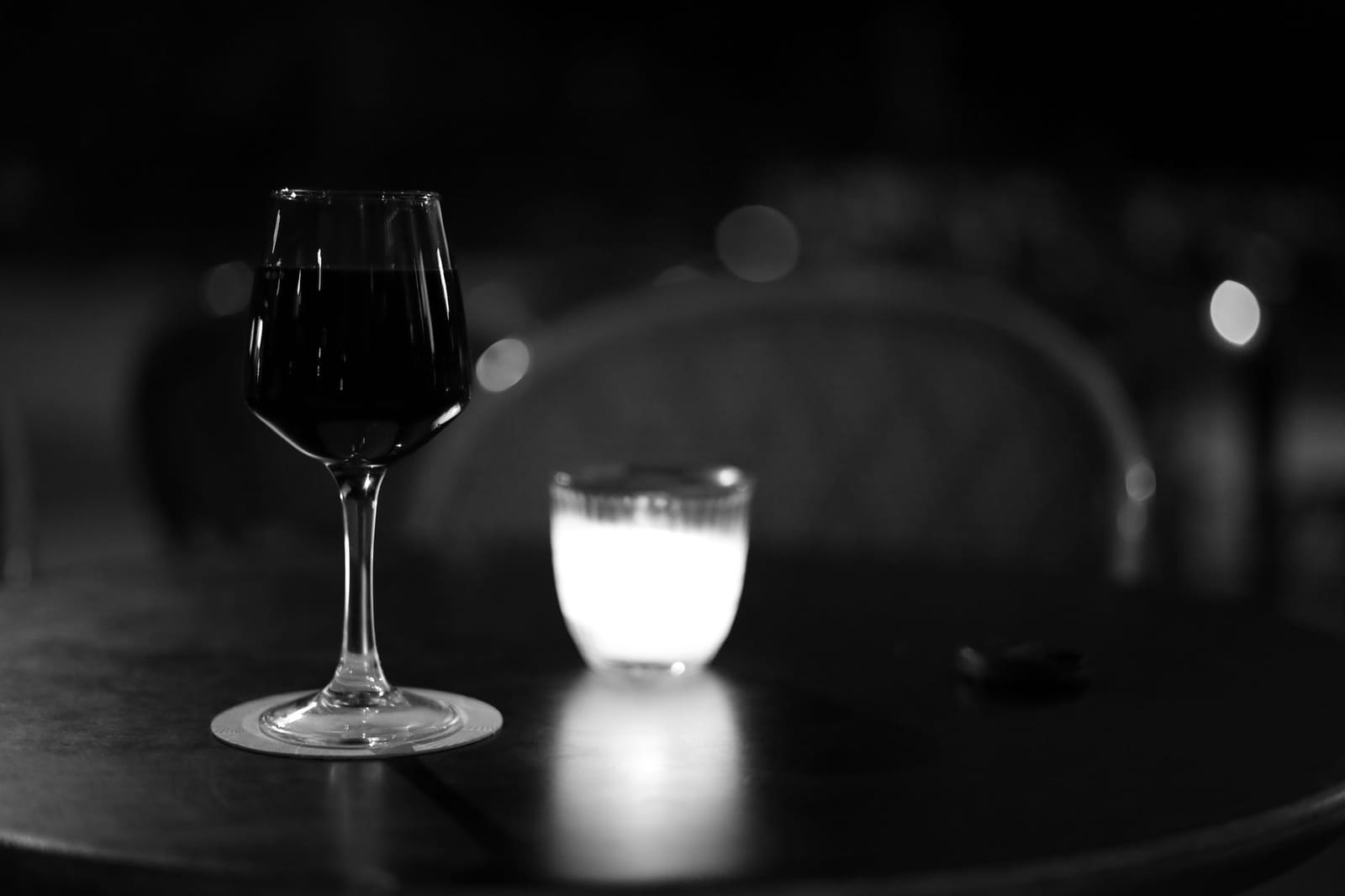 Glas rode spätburgunder, de Duitse pinot noir uit de 2024-oogst van de VDP