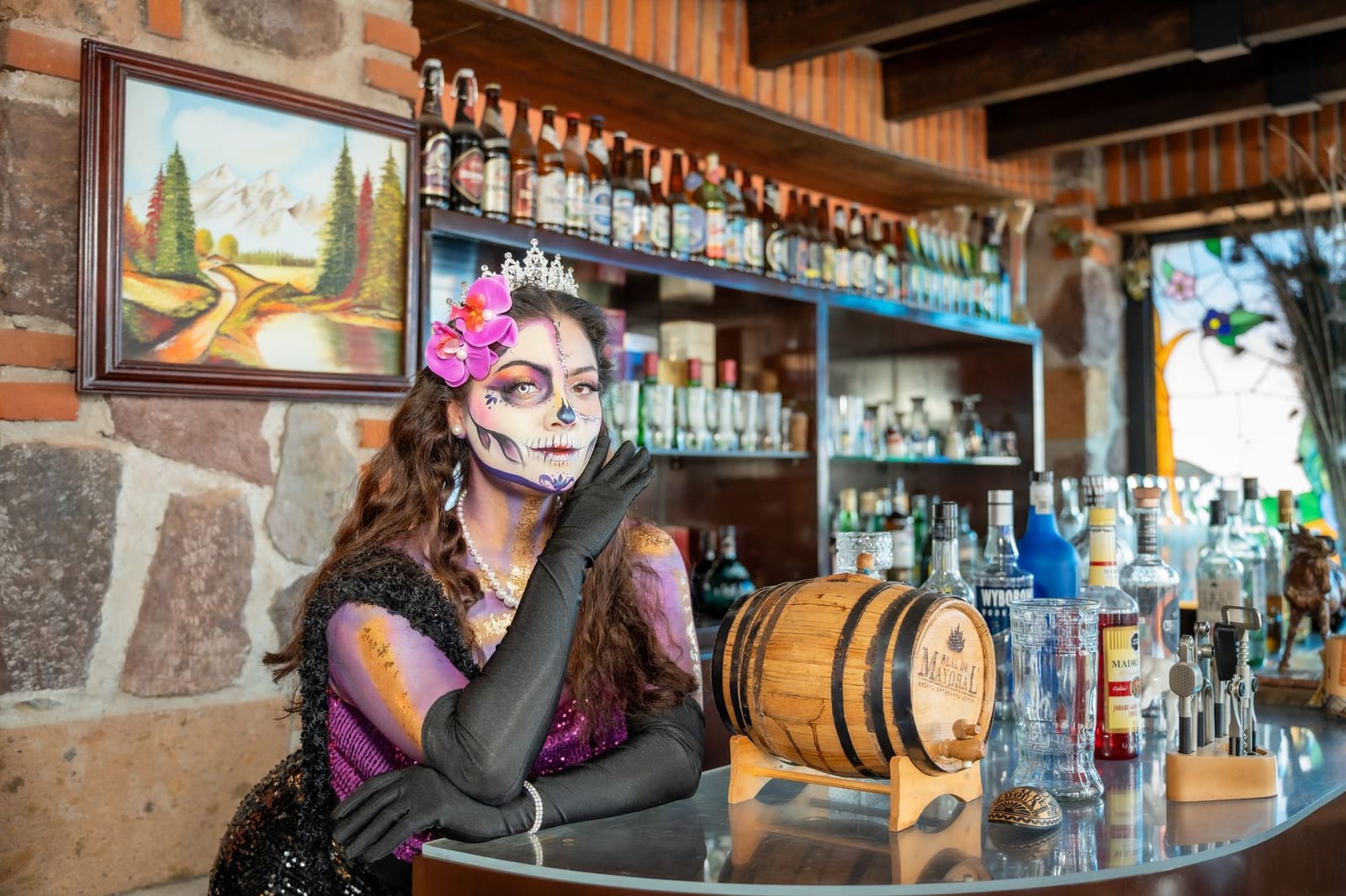 Vrouwen proeven samen tequila tijdens een begeleide tasting aan een barblad