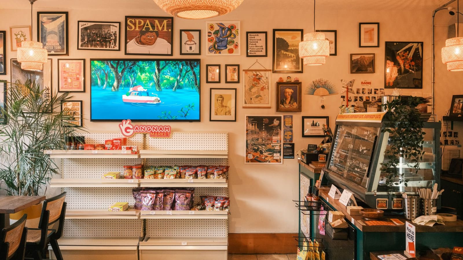 Sfeervol oosters restaurantinterieur met rode accenten en gedempt licht