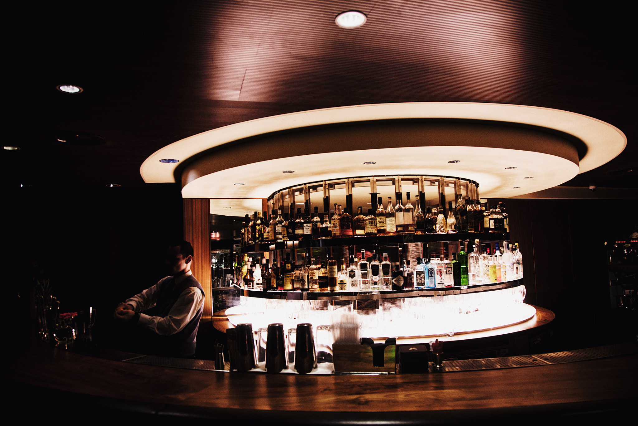 Schemerige cocktailbar met drankjes op de bar, sfeer zoals bij Hakkasan