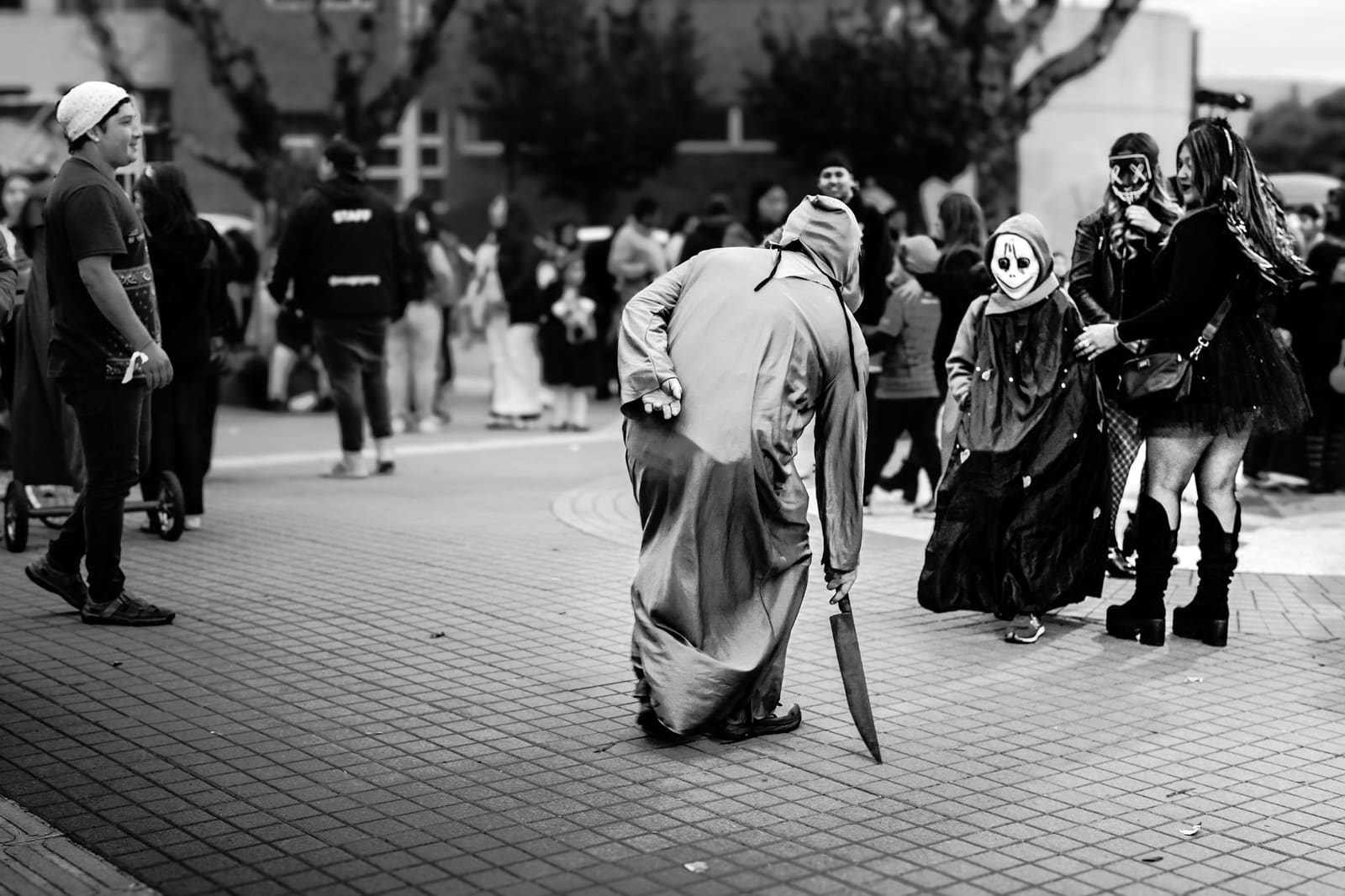 Feestgangers in griezelige kostuums die dansen op een Halloween party in een bar