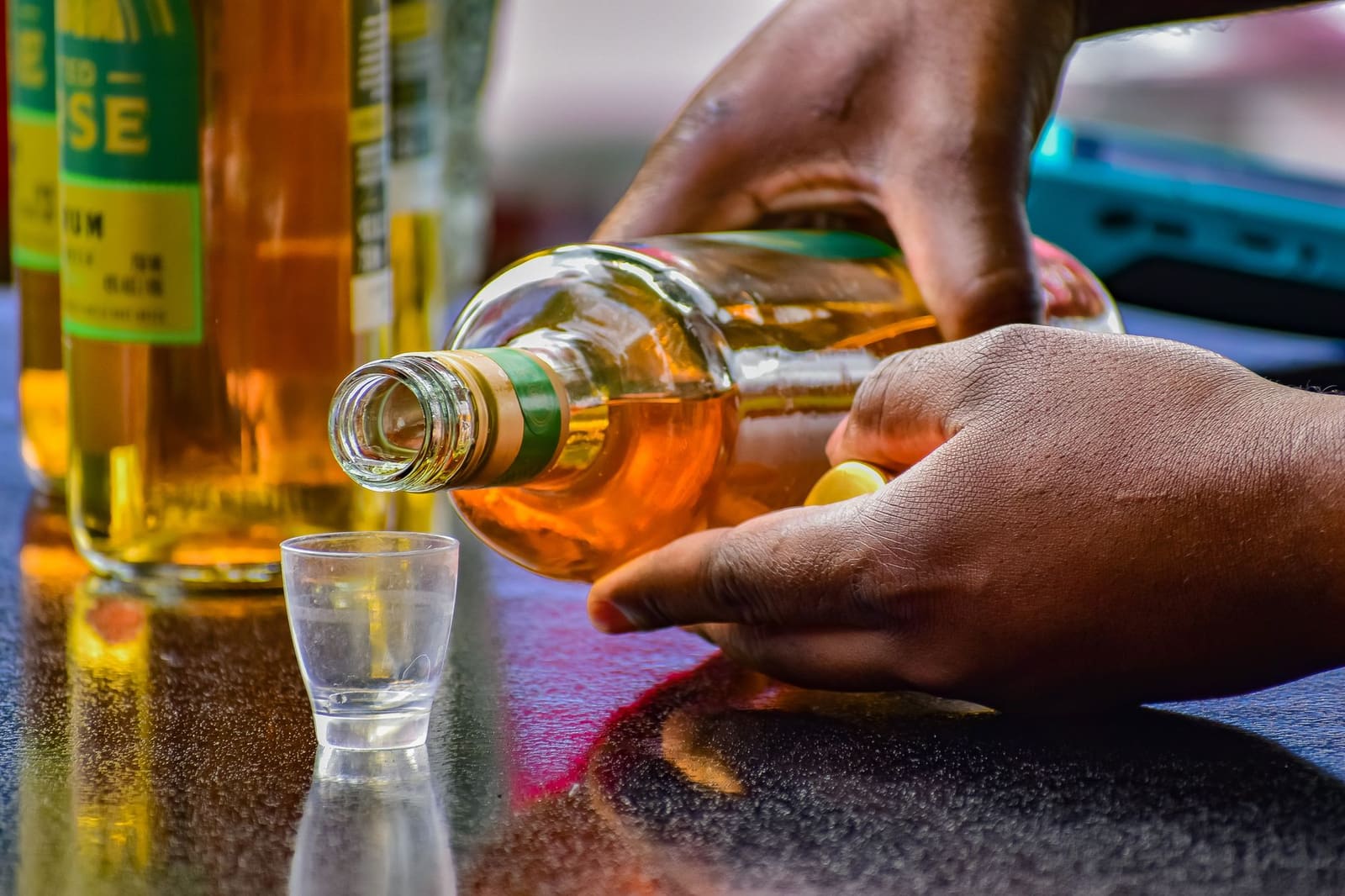 Barman schenkt rum in een glas tijdens een drukke avond in een bar