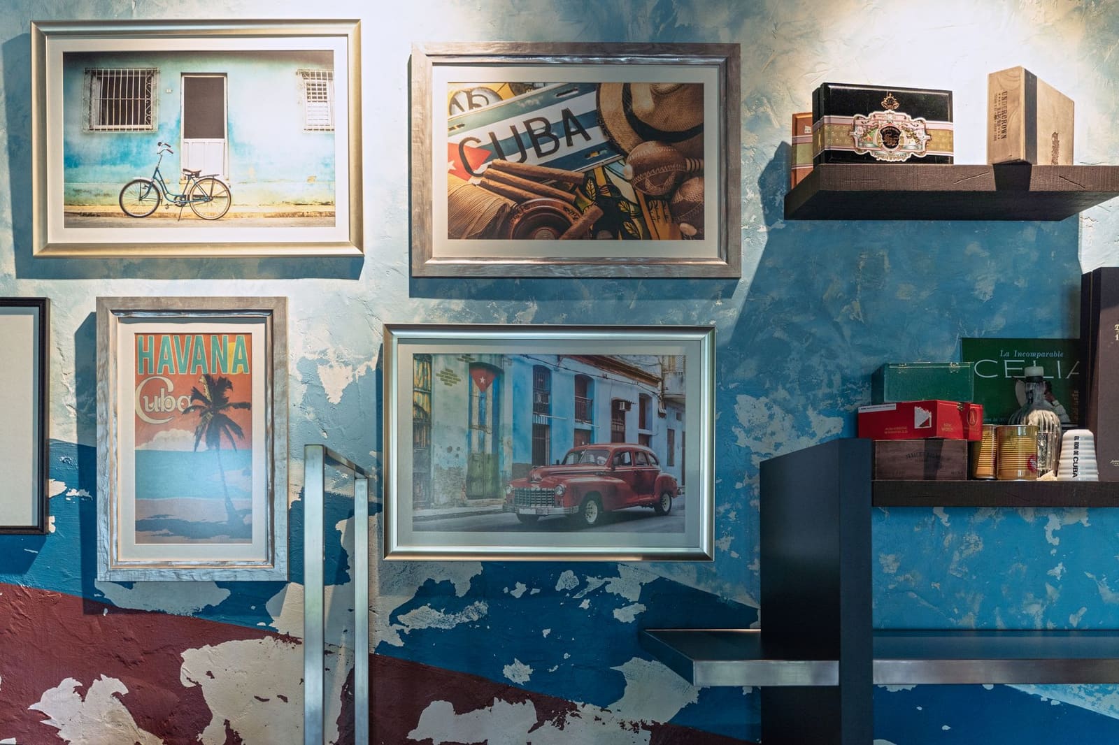 Wand met Cubaanse foto's, posters, sigarenkistjes en flessen in interieur