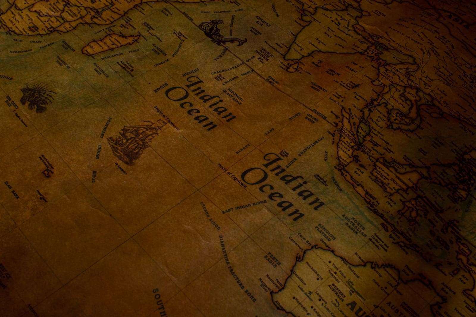 Een oude wereldkaart met reisroutes, symbool voor internationale bartenderuitwisseling