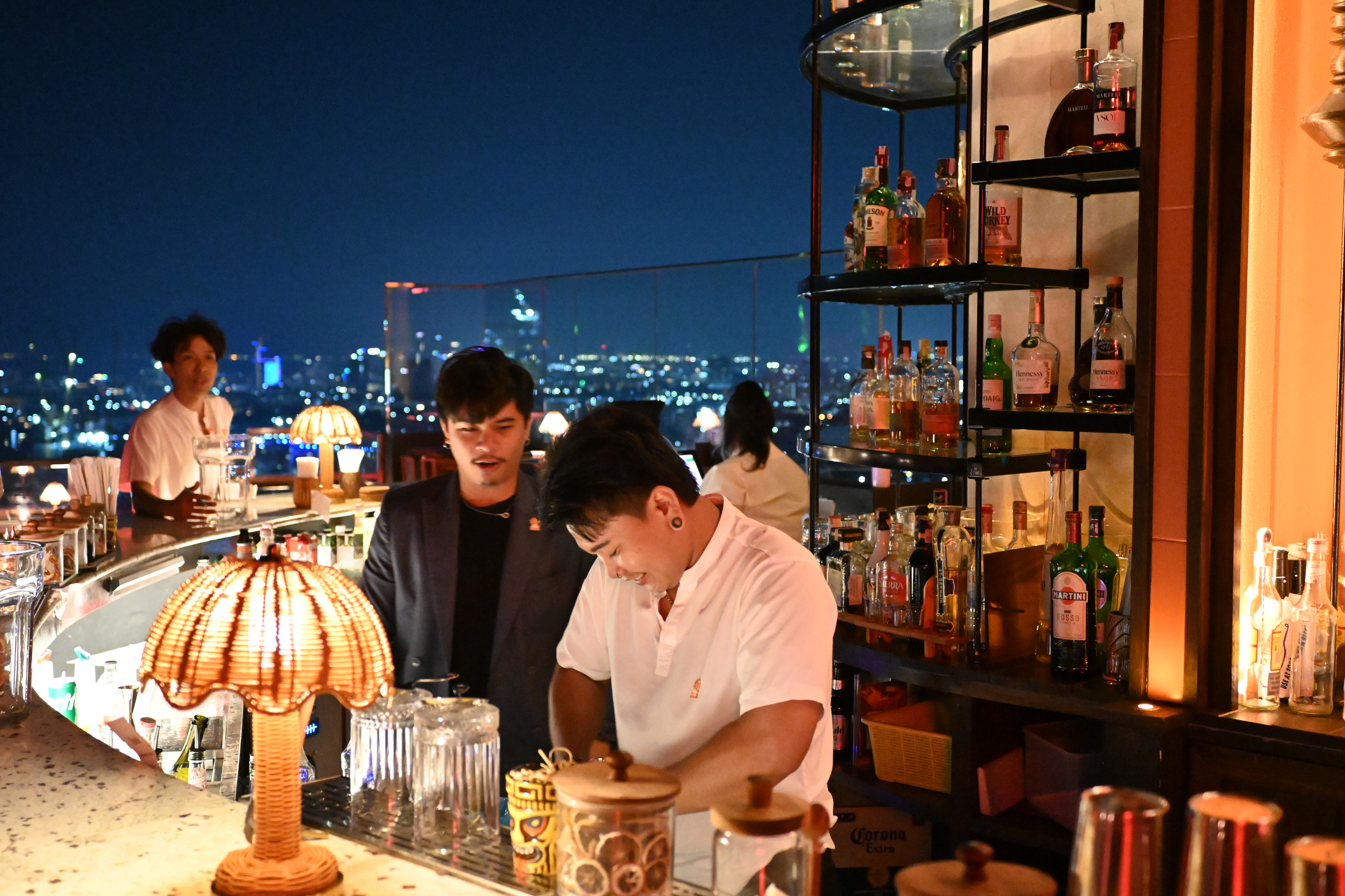 Bartender aan het werk achter een drukke bar