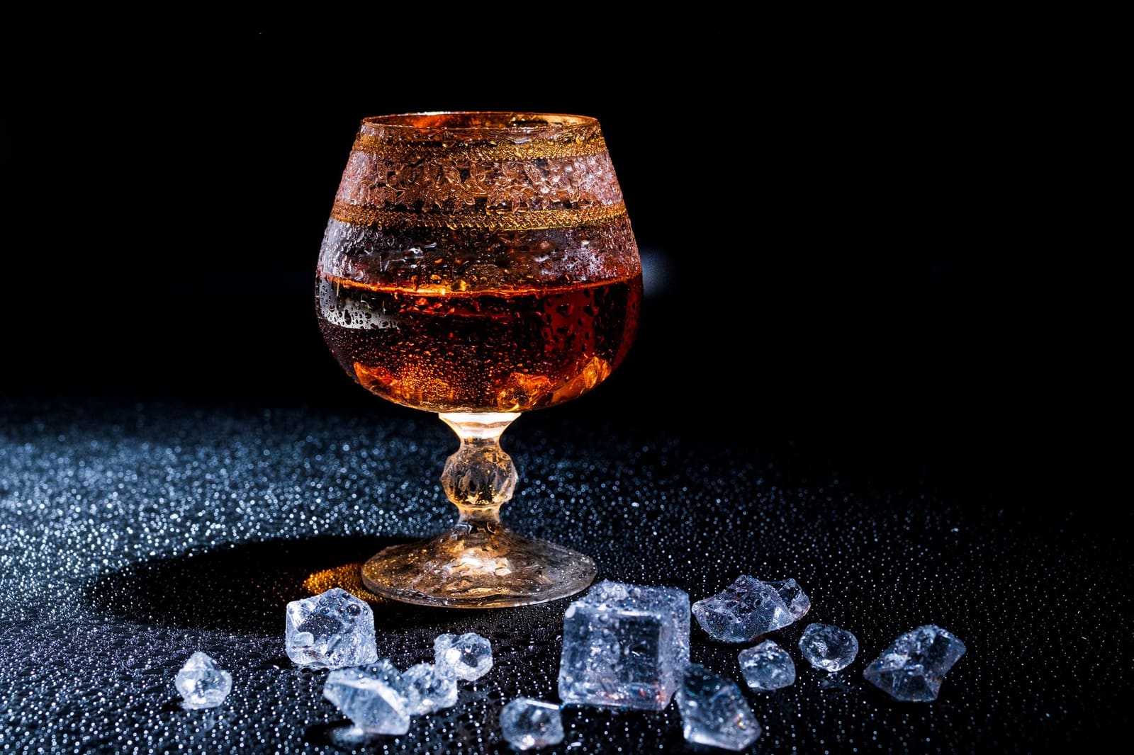 Close-up van een glas cognac met amberkleurige gloed