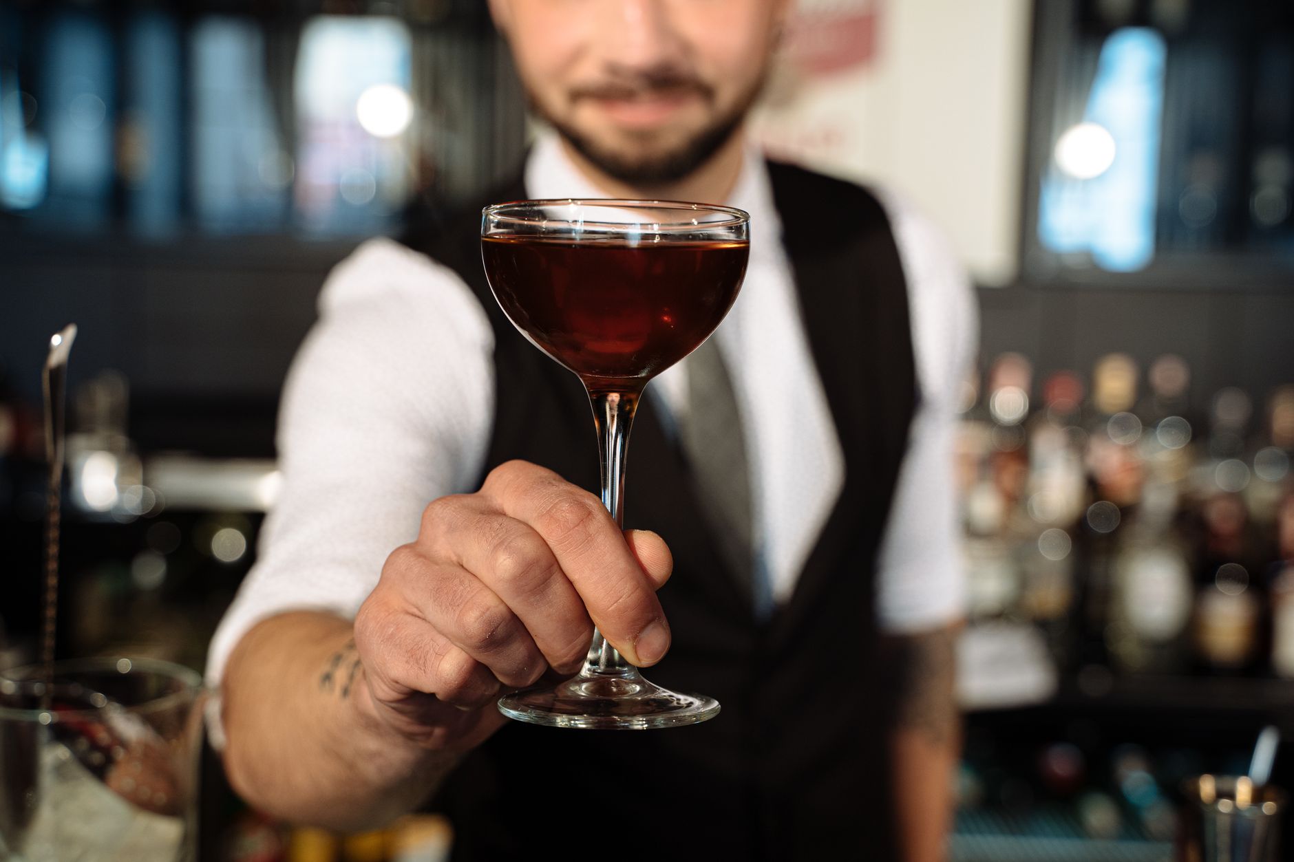 Bartender presenteert een cognaccocktail tijdens een duurzaamheidsgerichte competitie in New Orleans