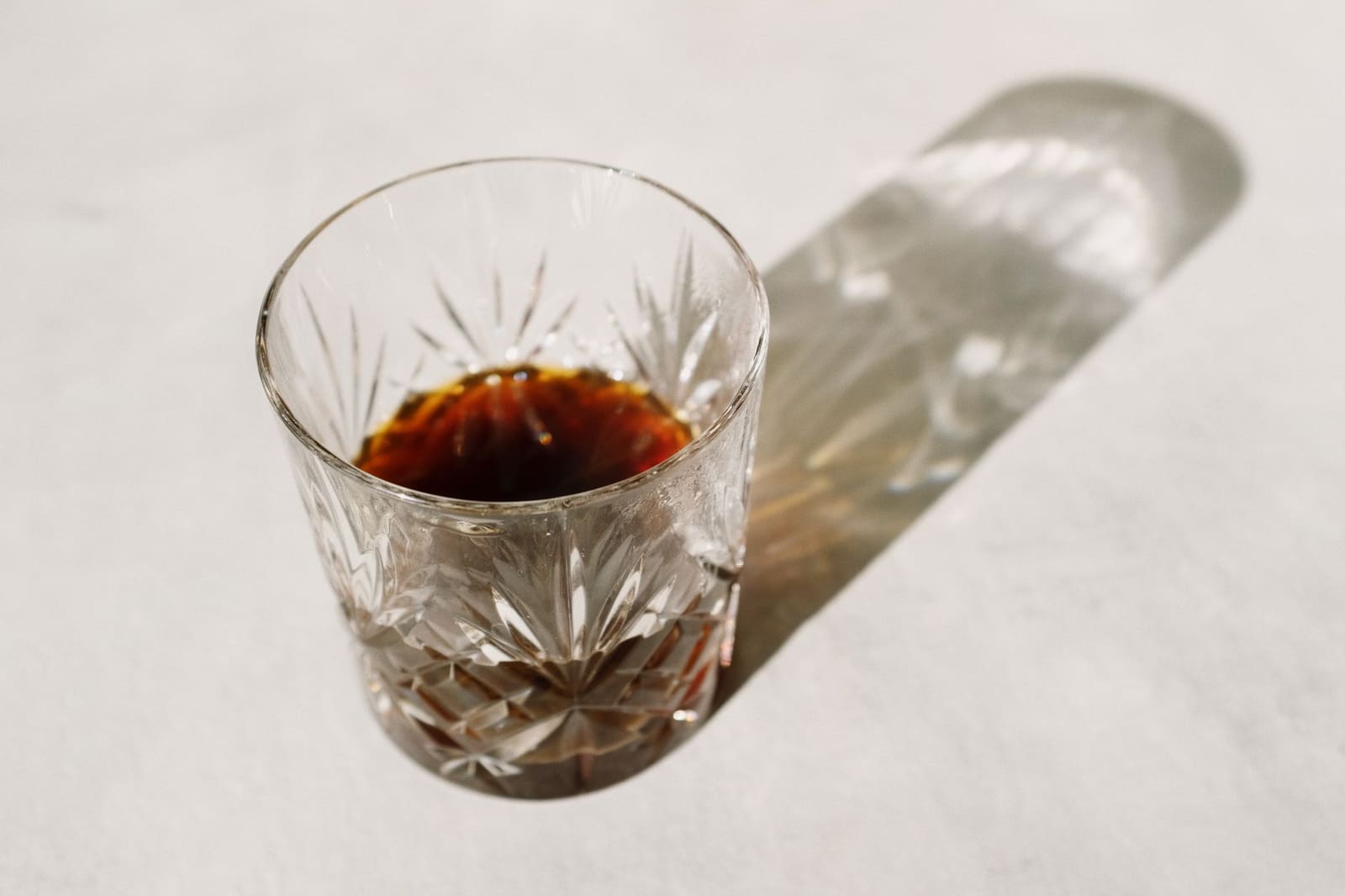 Glas single malt whisky puur geschonken, klaar om te proeven