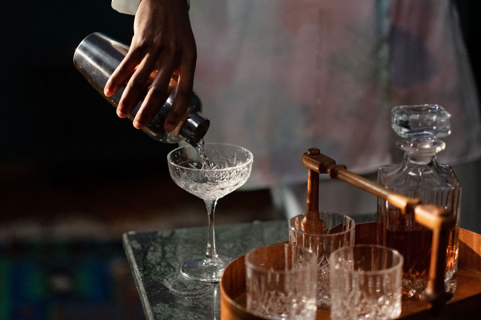 Klassieke cocktail geserveerd in een glas, kenmerkend voor het cocktailtijdperk