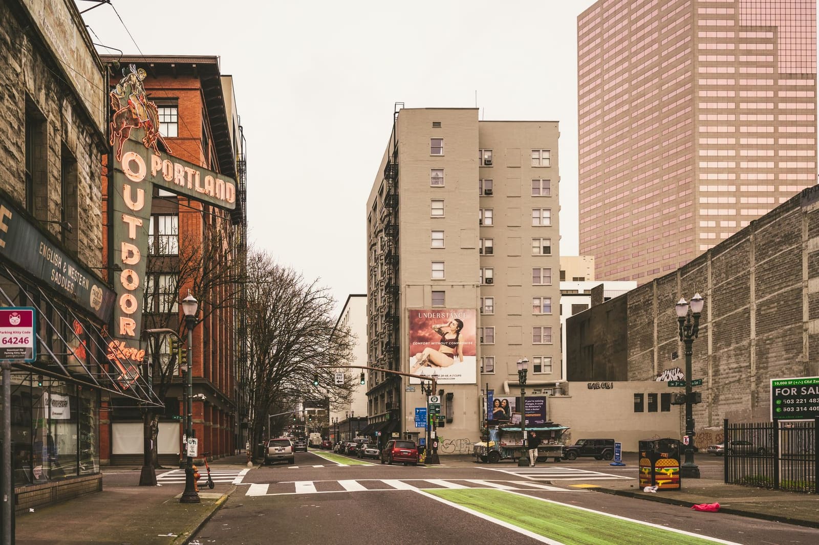 Straatbeeld van een wijk in Portland met winkels en oude panden