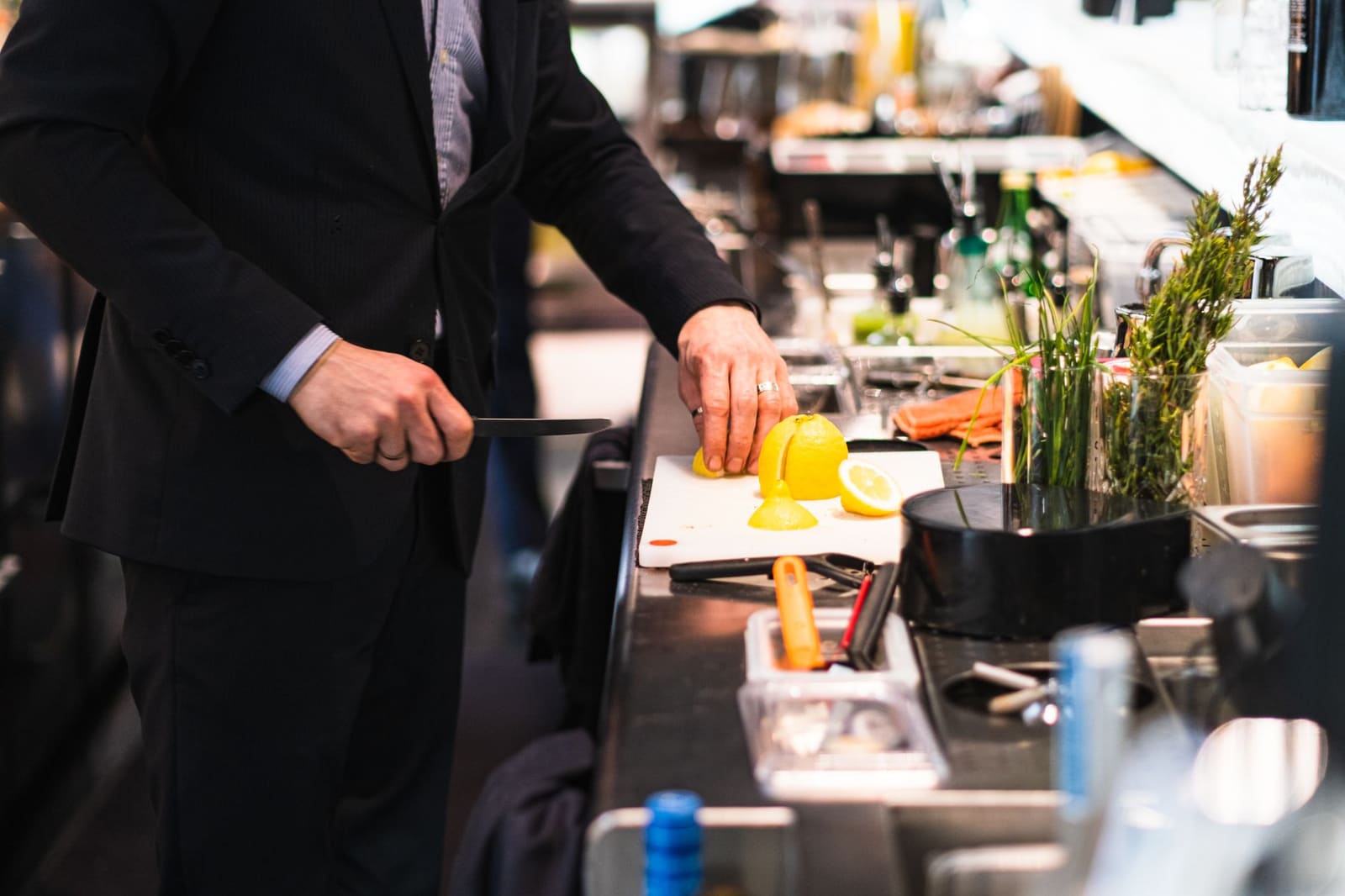 Bartender werkt achter een druppelvormige eilandbar, geïnspireerd op Teardrop Lounge in Portland