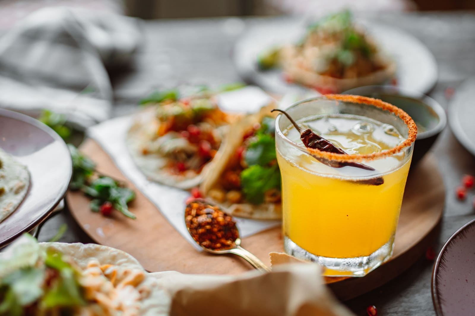 Mezcal cocktail met zoutrand geserveerd als variant op een klassieke margarita