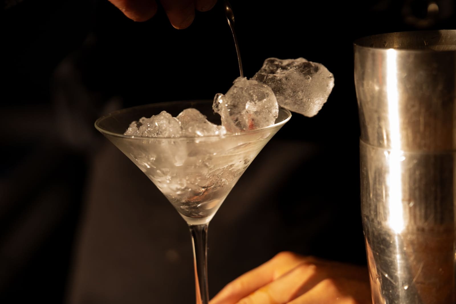 IJsblokken in een glas, klaar om met sap en prosecco te worden gevuld.