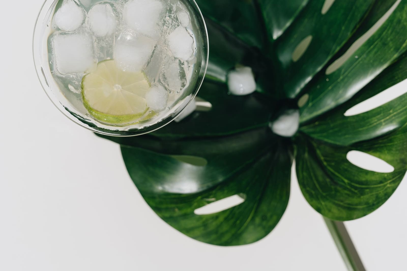 Gecrushed ijs in een glas, klaar voor een frisse cocktail op het terras.