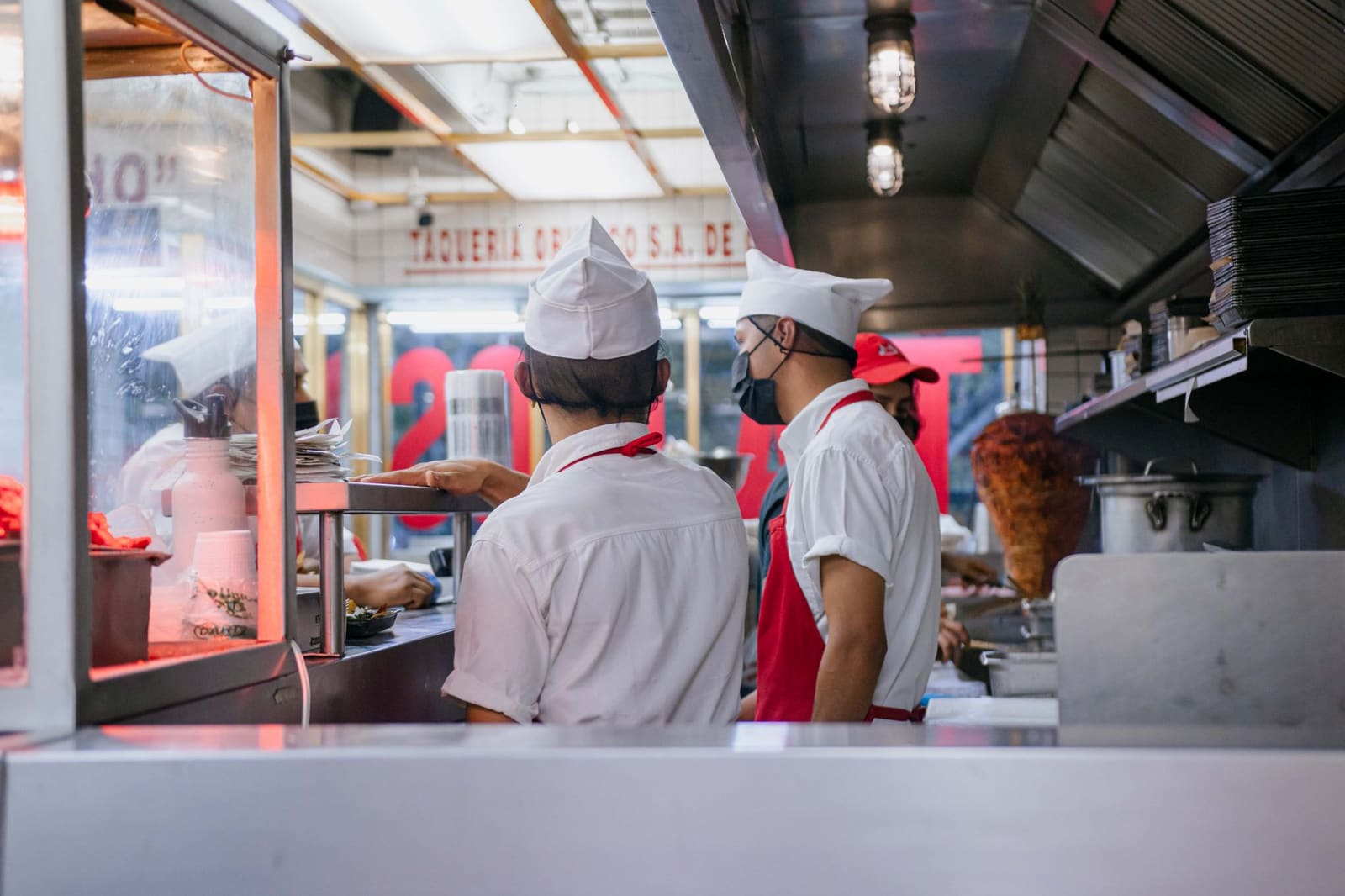 Team van horecamedewerkers dat samenwerkt in een druk restaurant of hotel
