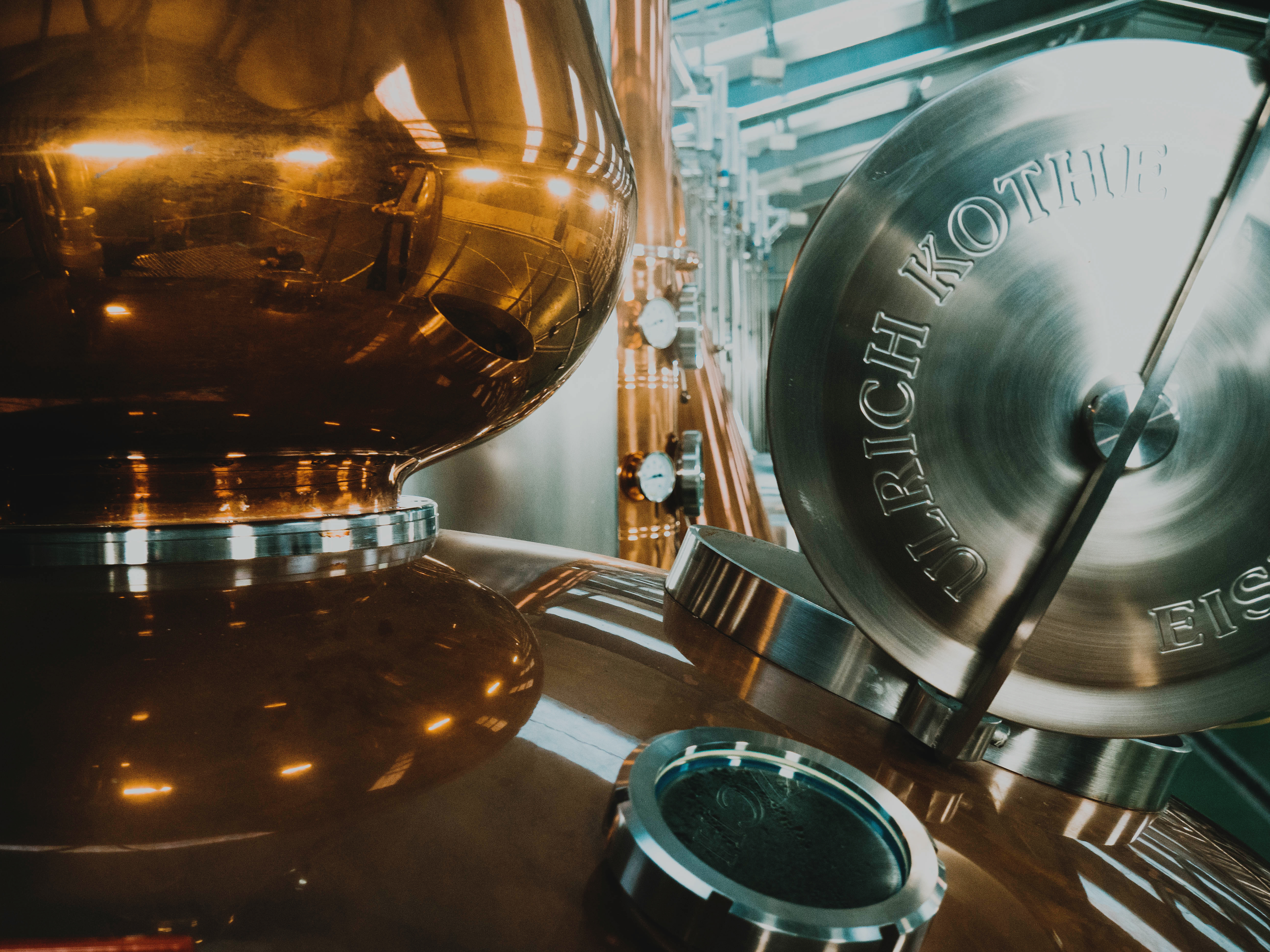 koperen distilleerketels in een Schotse whiskystokerij zoals Glengoyne of Rosebank