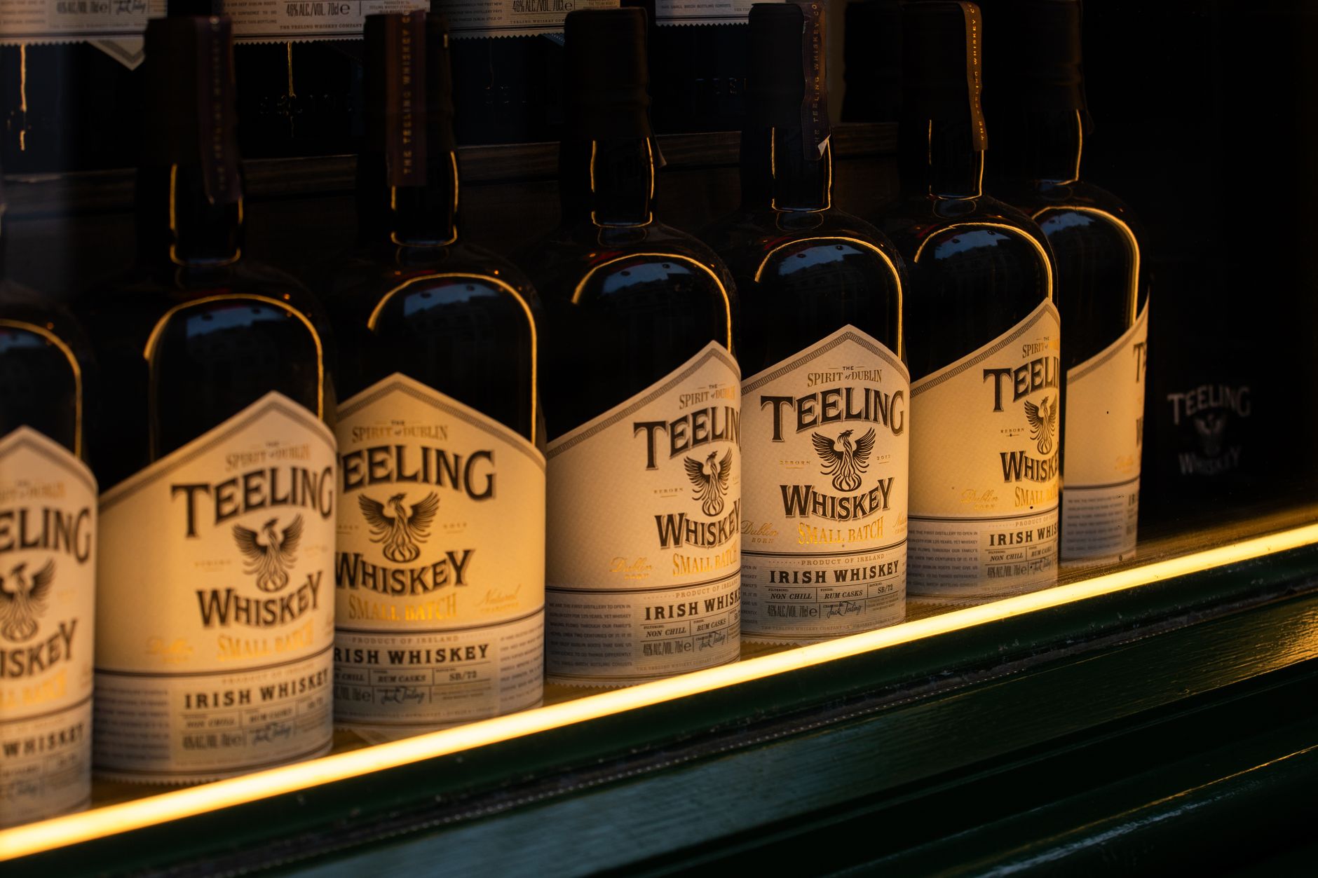 flessen Ierse whiskey uitgestald in een taxfreewinkel op de luchthaven