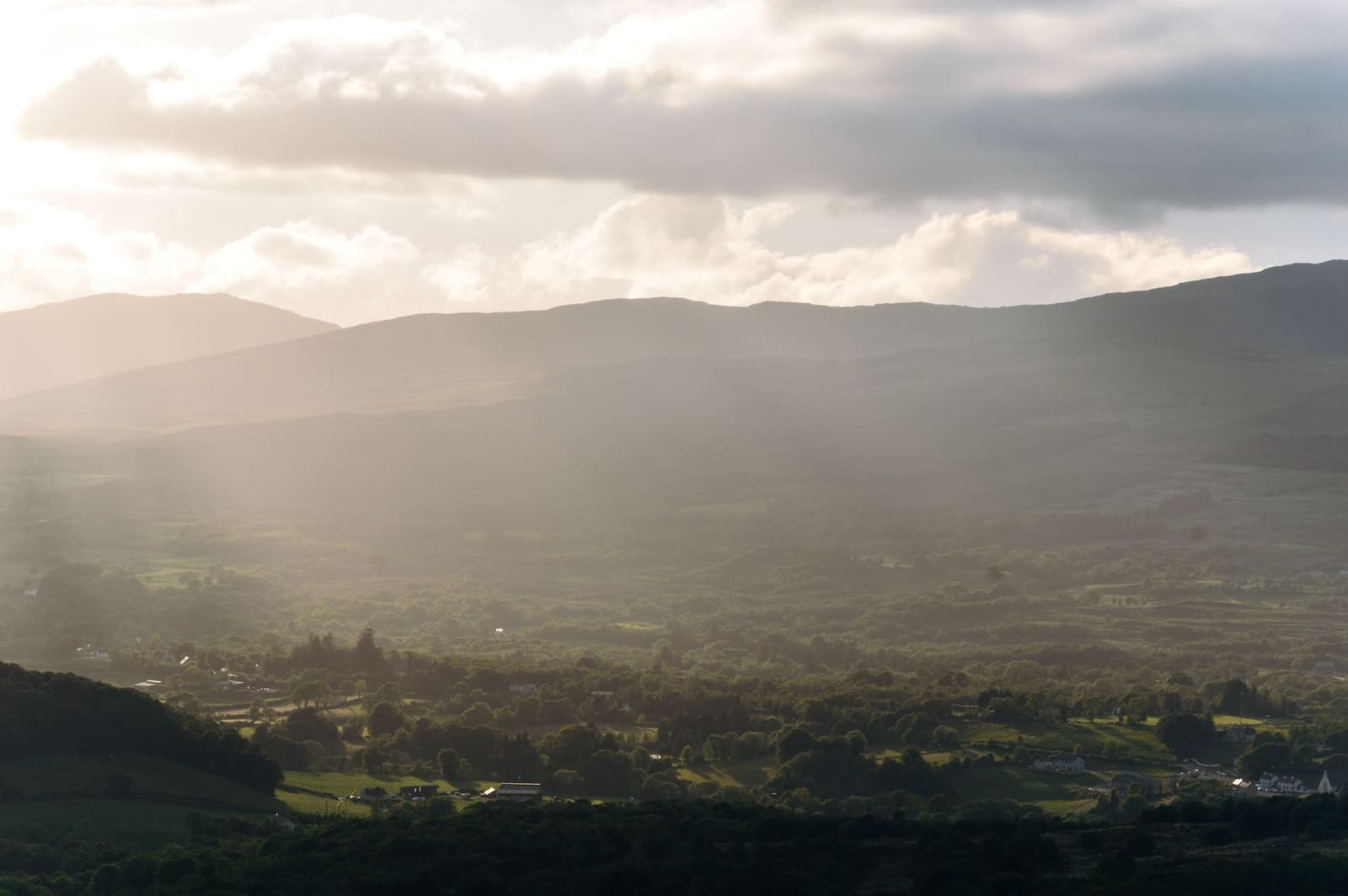 Groen Iers landschap met een traditionele whiskeystokerij op de achtergrond