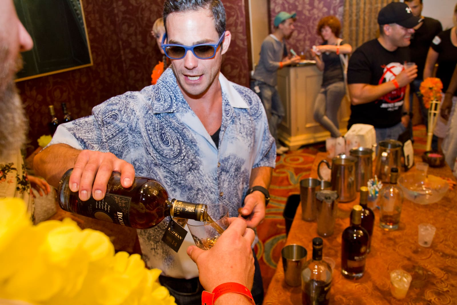 Bartender schenkt een cocktail in aan de bar