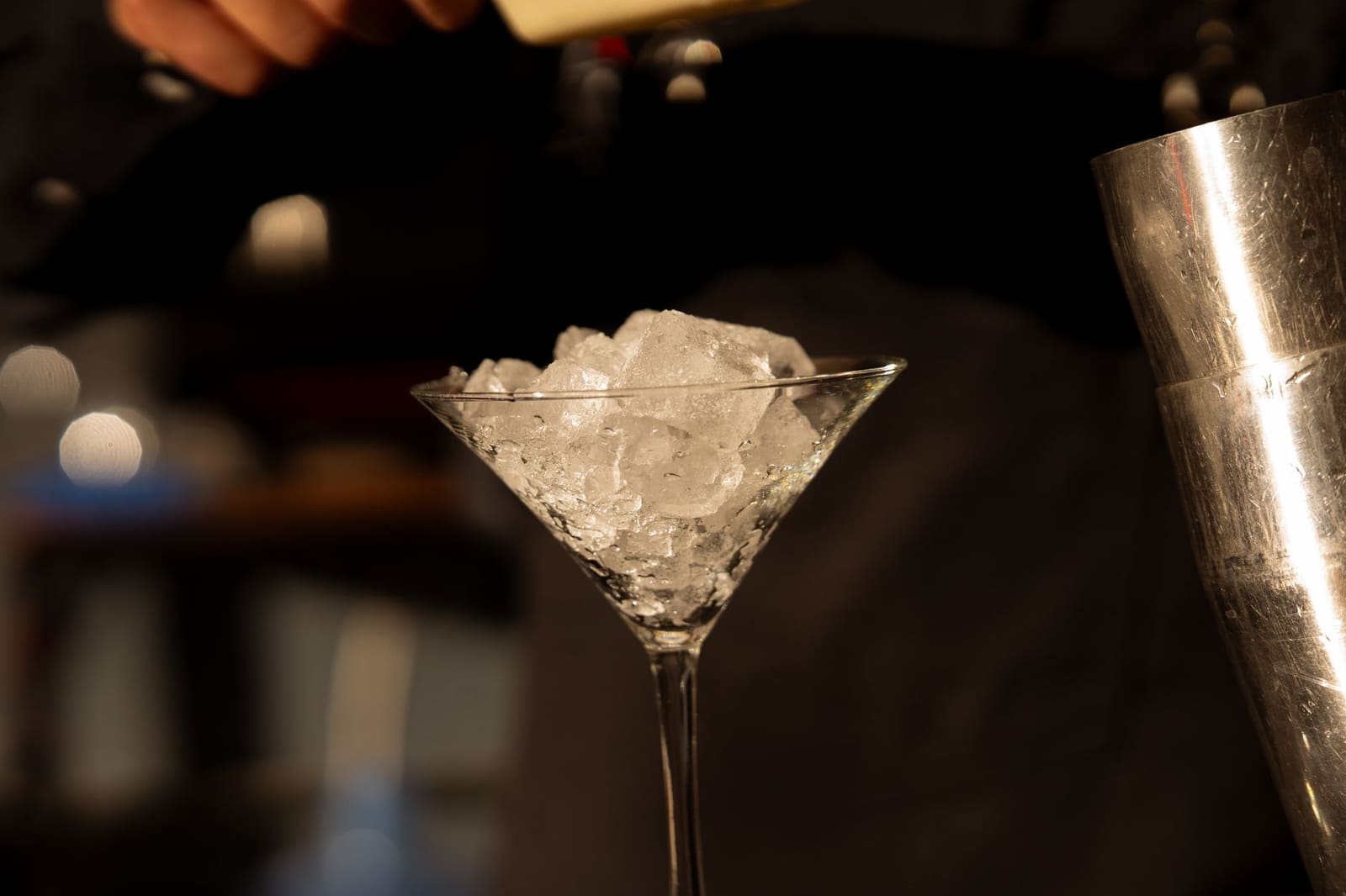 Bartender laat zien hoe je ijs voor cocktails doet