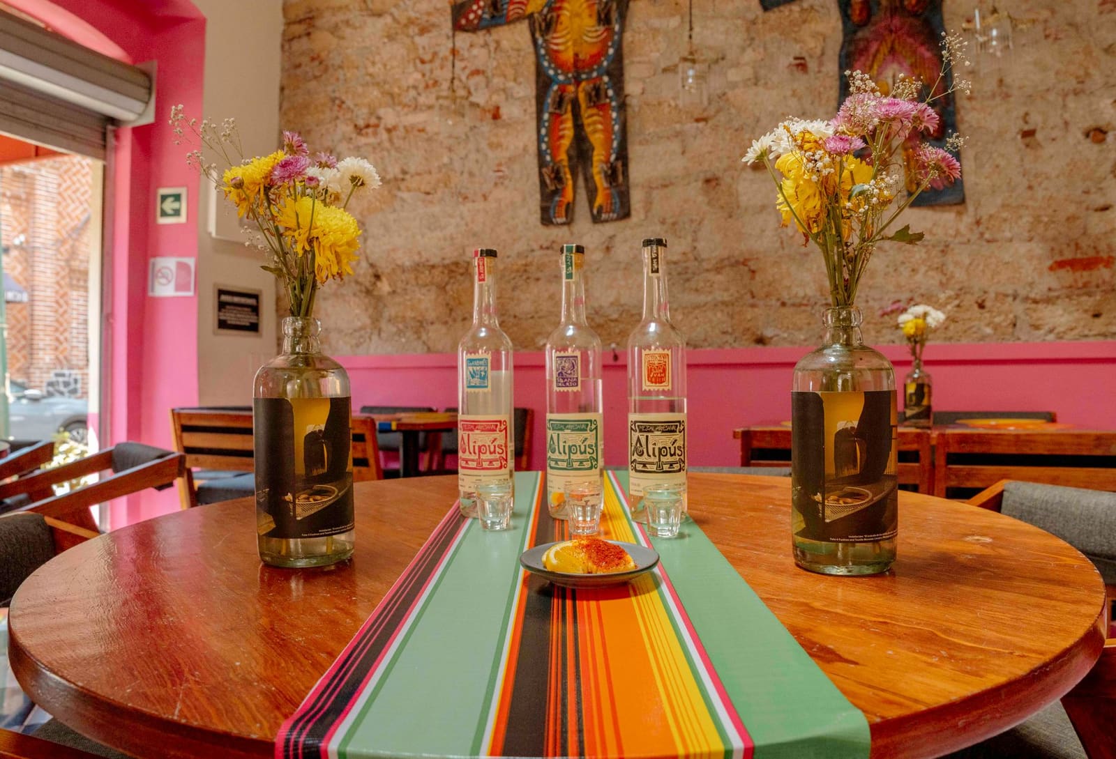 Fles gerijpte agave-spirit op een bar, symbool voor India's eerste agave-destillaat