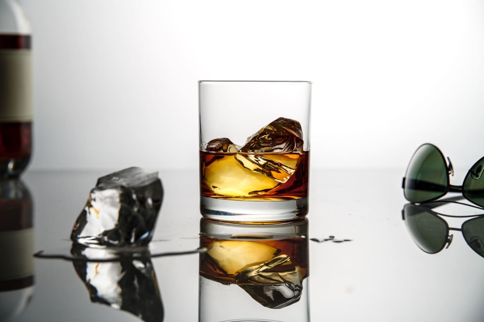 Cocktailglas met honing-whiskeydrank, vergelijkbaar met de smaakwereld van Irish Mist