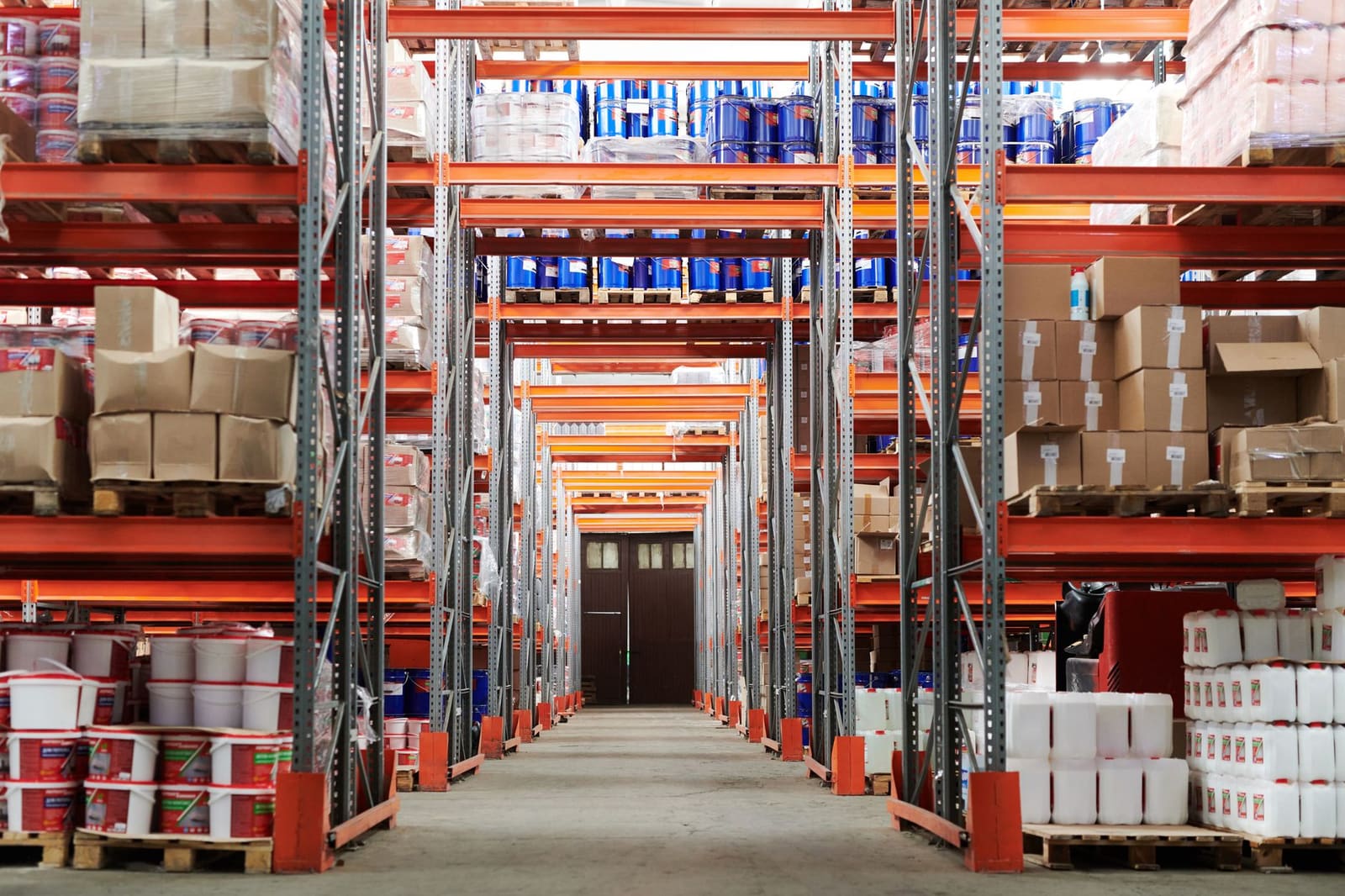 Dozen met drankproducten klaarstaand op pallets in een distributiemagazijn