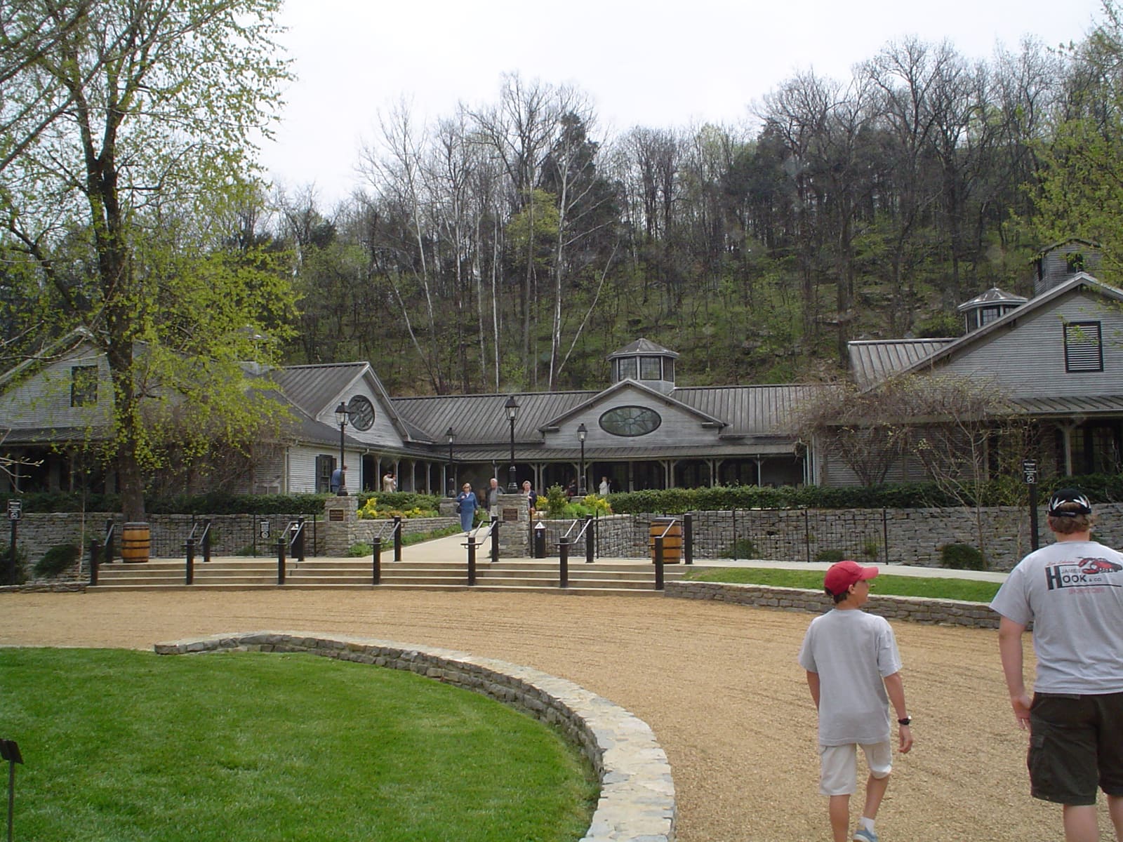 De oude distilleerderij in Lynchburg, met de gebouwen en heuvels van Tennessee op de achtergrond.