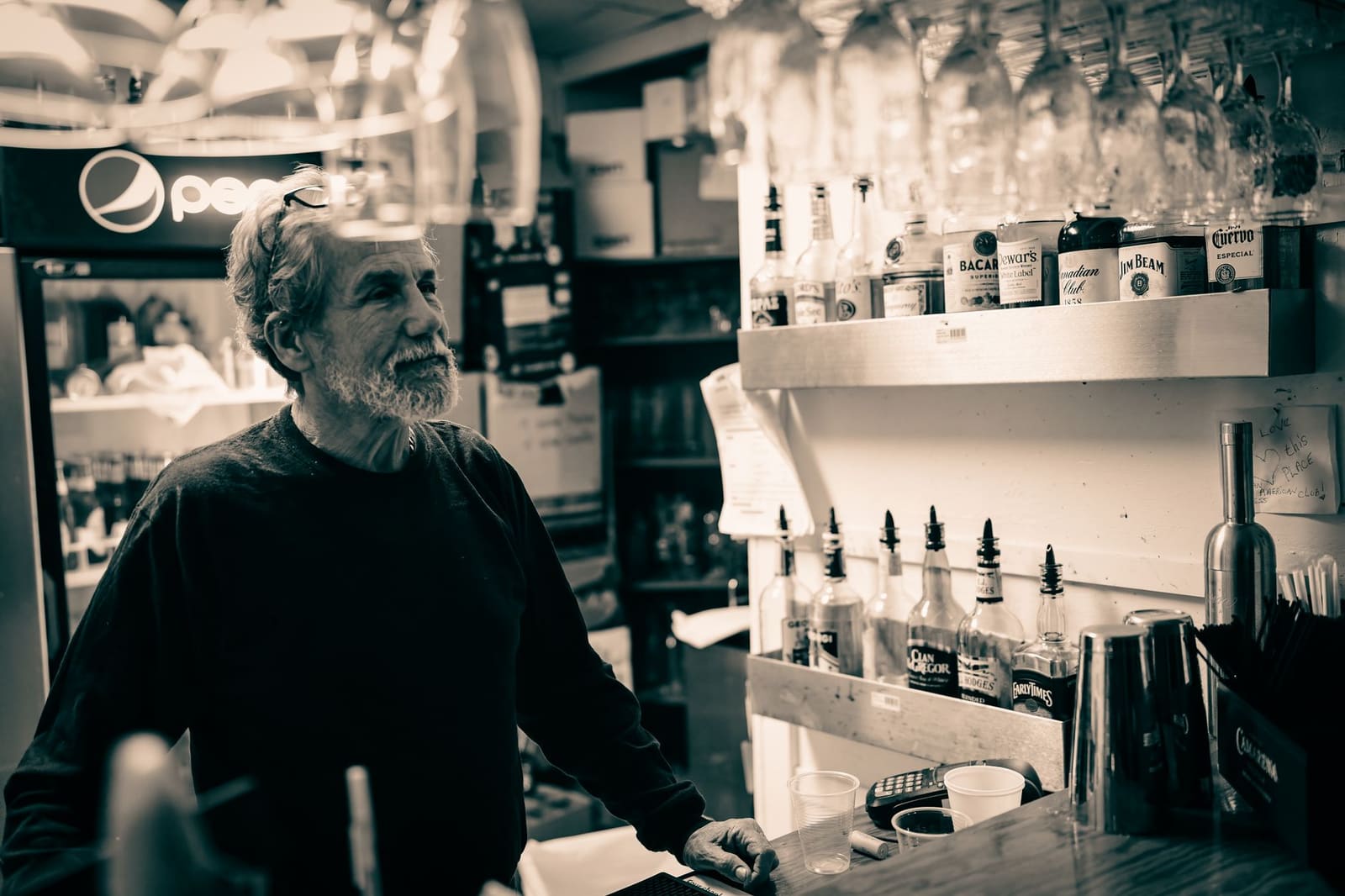bartender aan het werk achter de bar