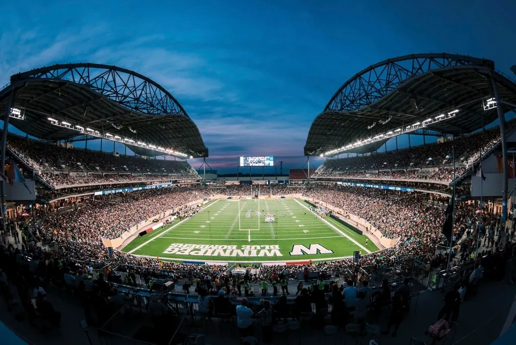 Een groot Amerikaans footballstadion gevuld met toeschouwers tijdens een wedstrijd