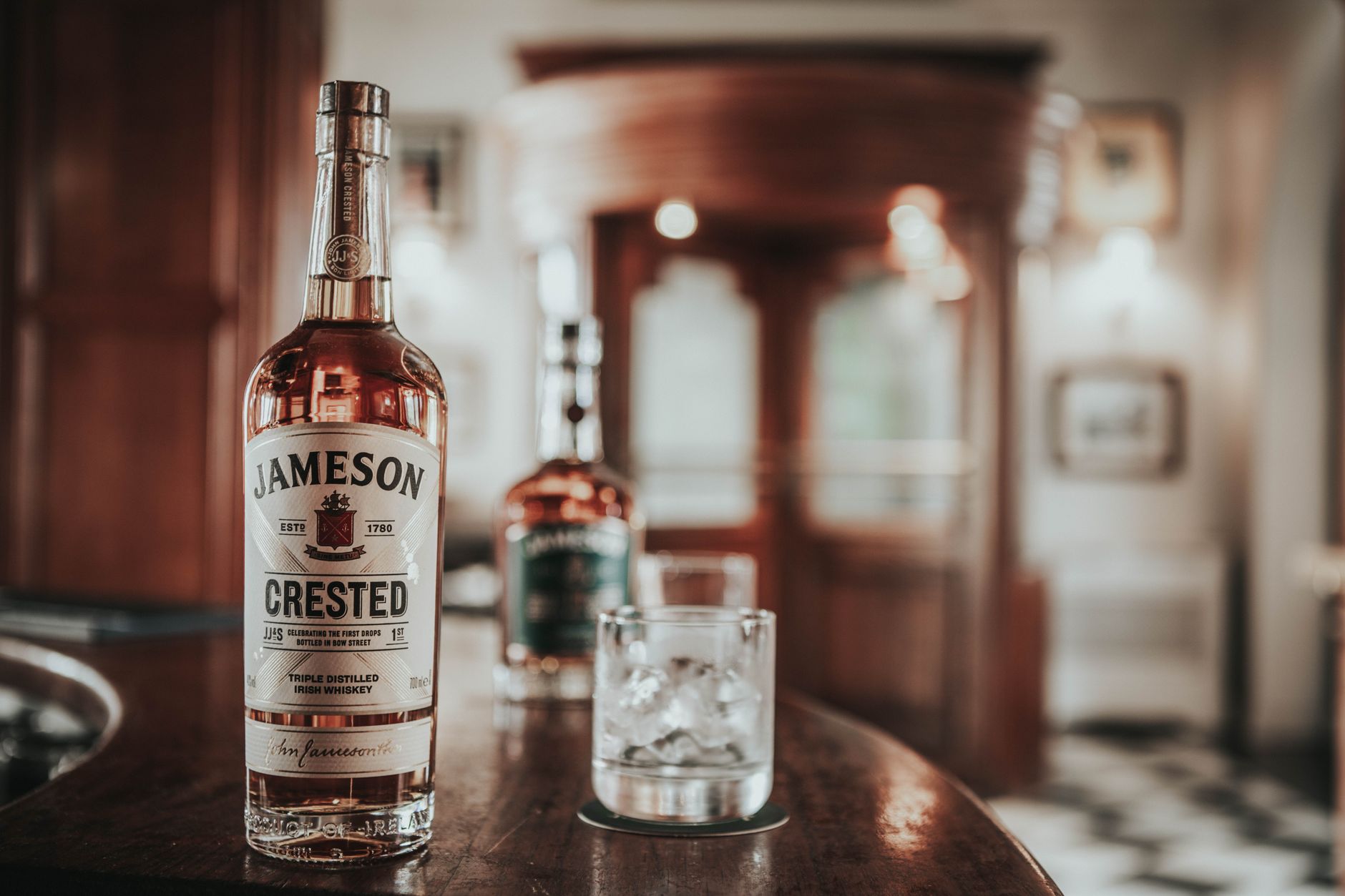 Fles Jameson Irish whiskey op een bar, symbool voor het nieuwe sponsorschap van de NFL