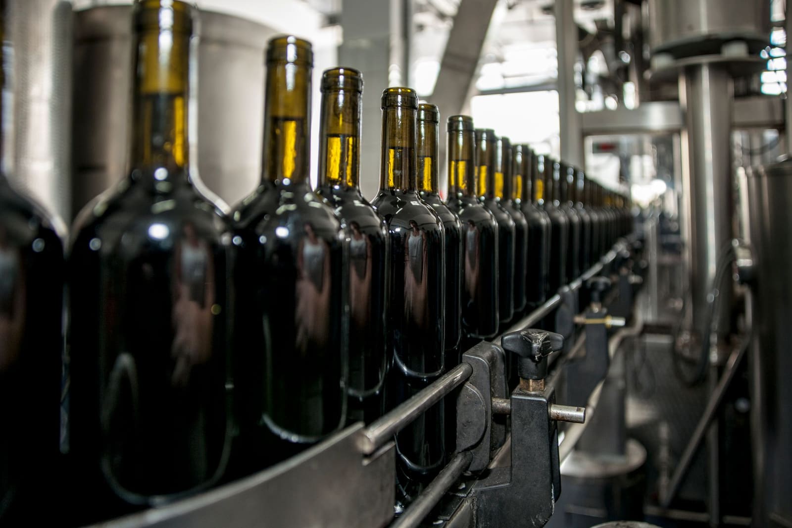 Wijnflessen op een lopende band tijdens het bottelproces in een fabriek