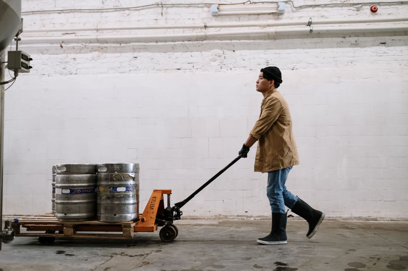 Bierfusten worden geladen in een bezorgwagen