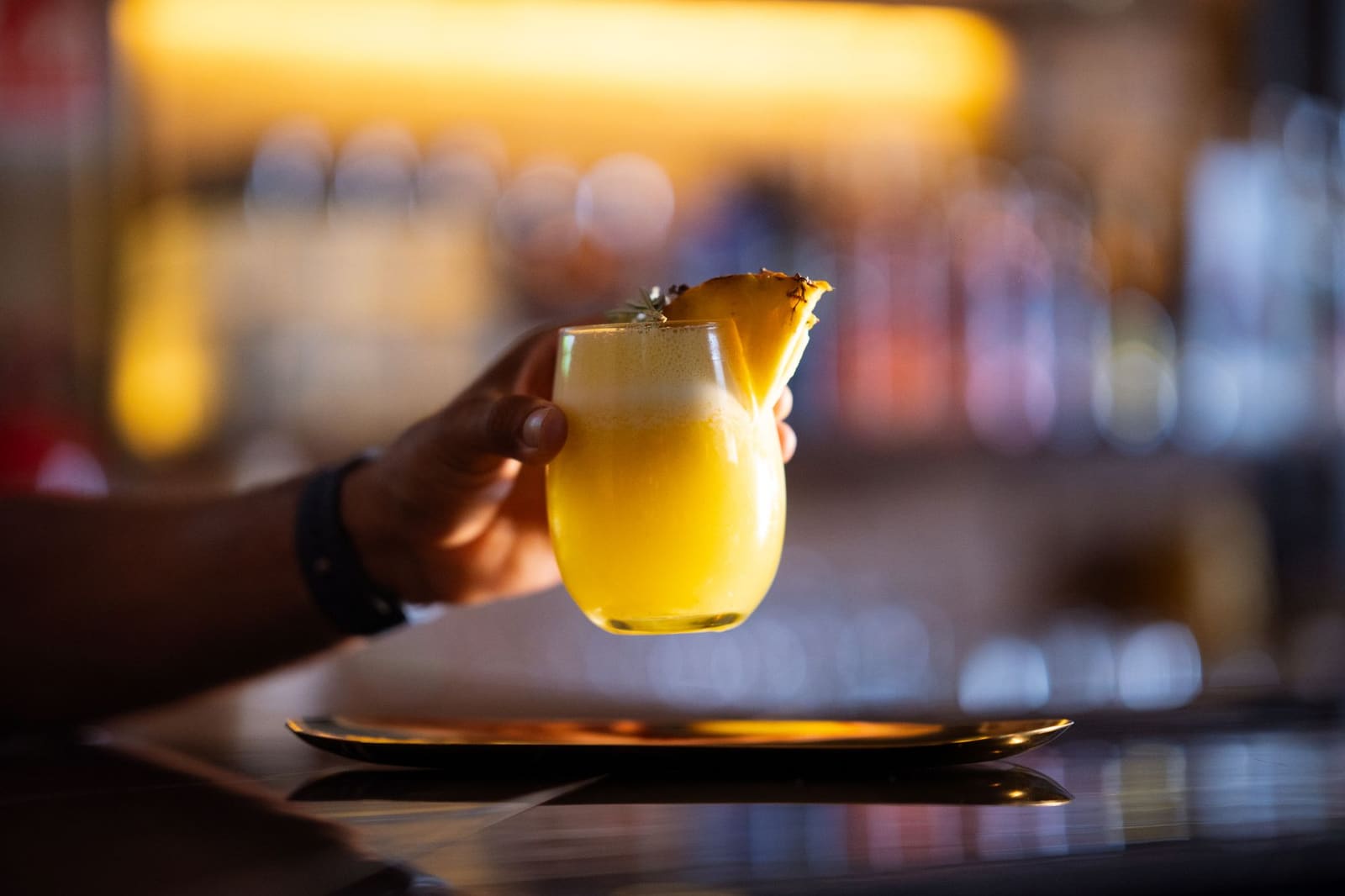 Cocktail met verse garnering van dichtbij
