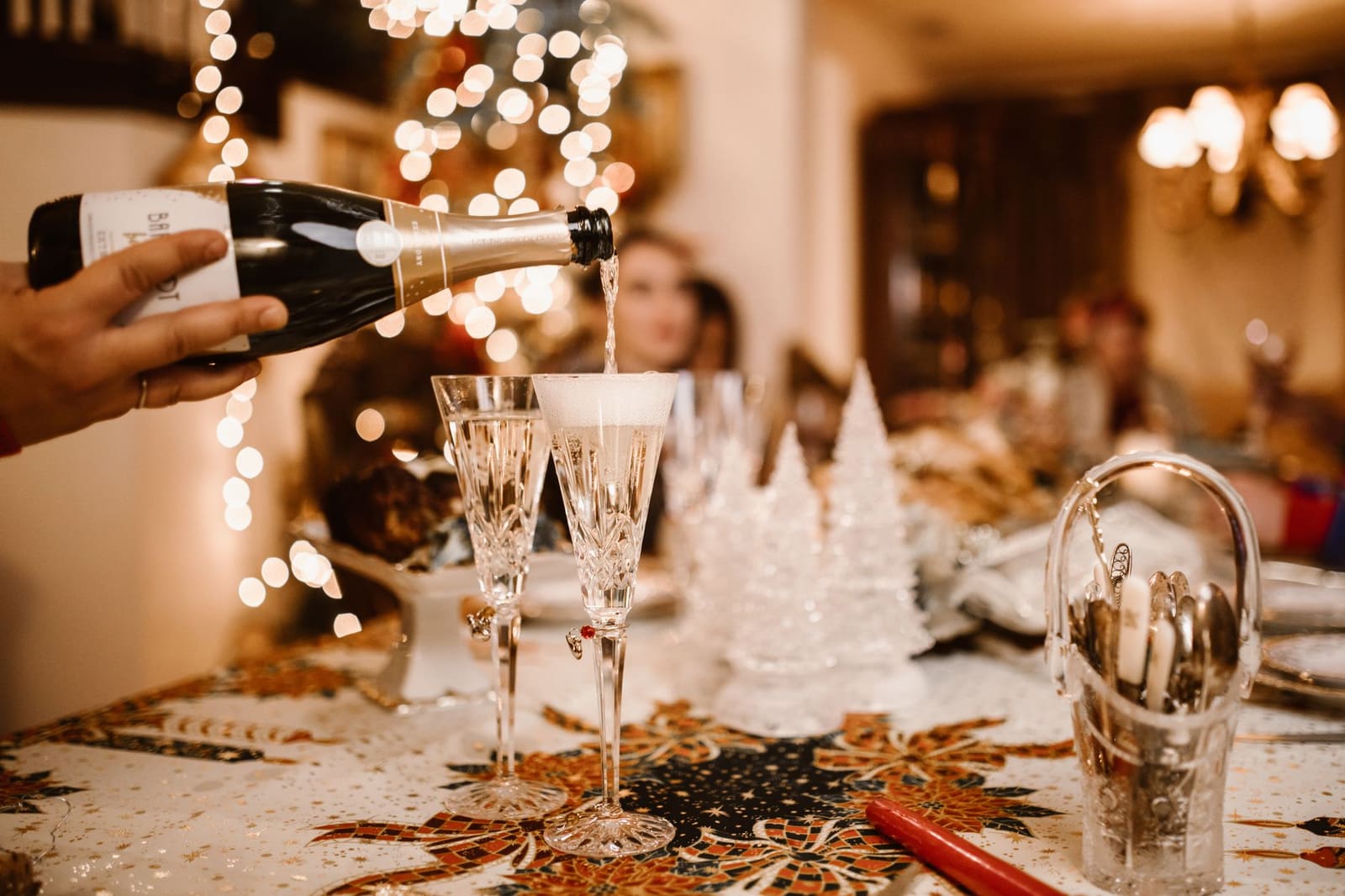 Mousserende wijn wordt ingeschonken in een glas, het type wijn waar Artesa om bekendstaat