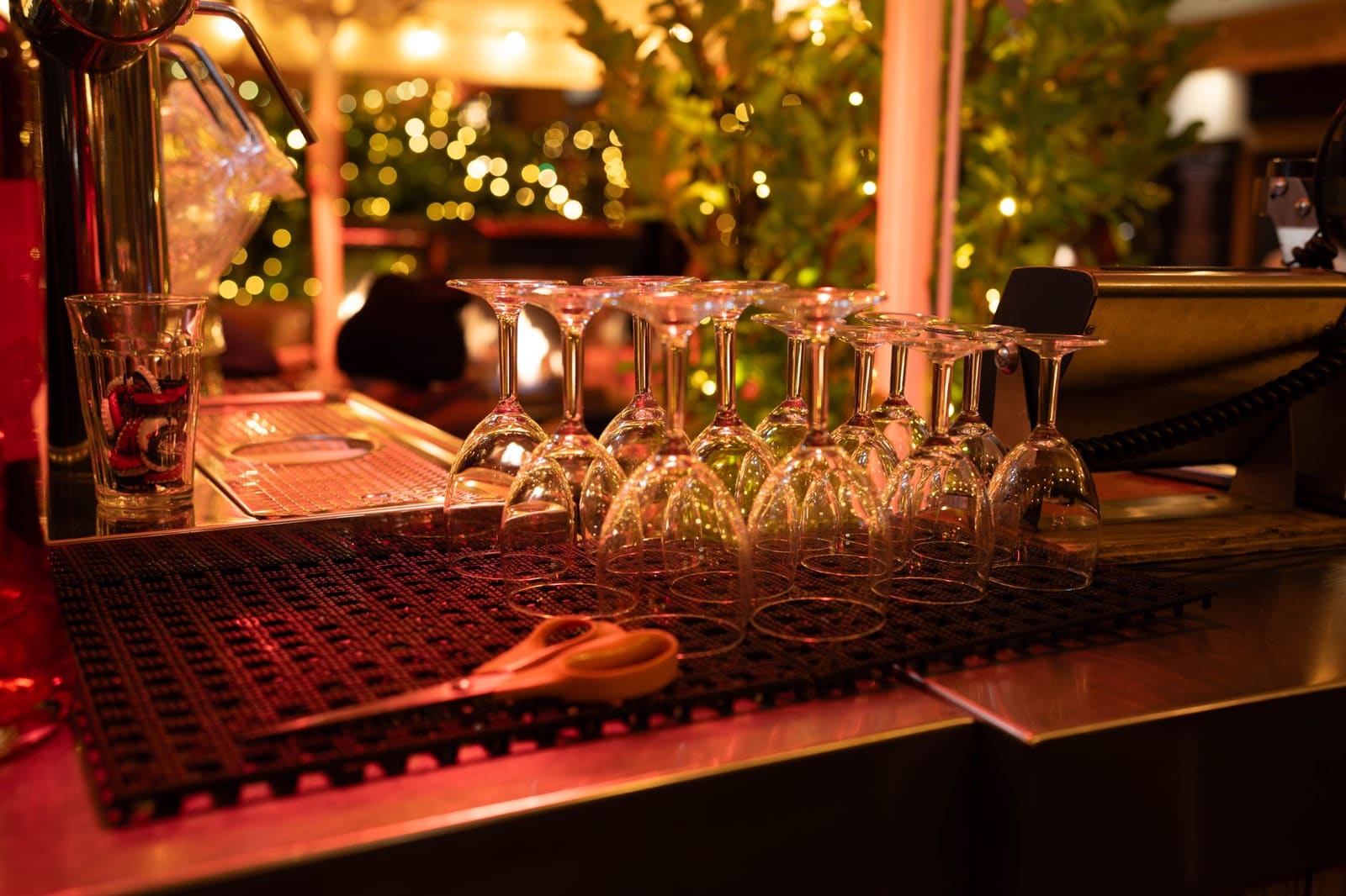 Houten bartoog met glazen en flessen in een exclusieve cocktailbar
