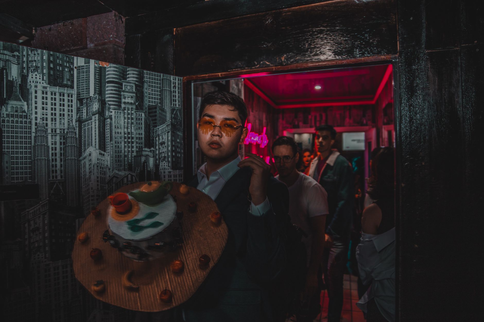 Wachtrij met bezoekers bij de ingang van een exclusieve nachtclub in New York