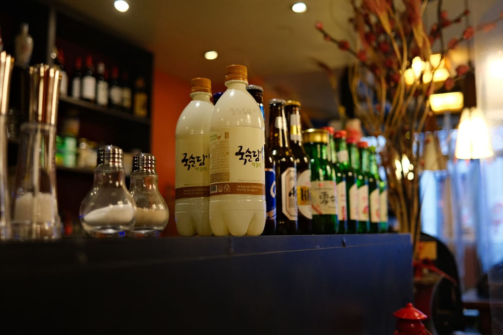 Sfeervol interieur van een Koreaanse bar met tafels en drankjes