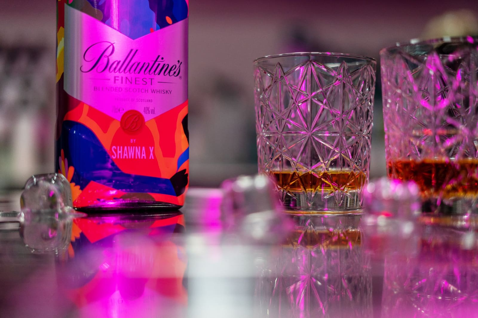 Een fles blended Scotch whisky met het etiket duidelijk zichtbaar op een houten bar