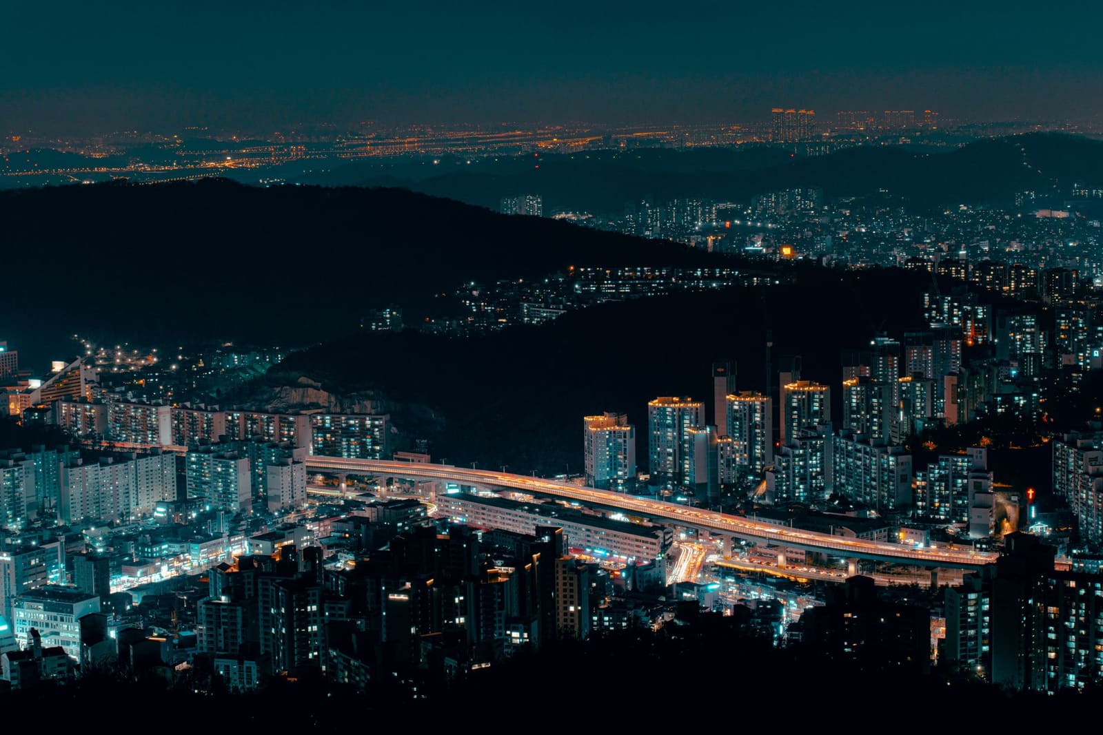 Het uitzicht over de avondlijke skyline van Seoul, de stad waar de campagne start