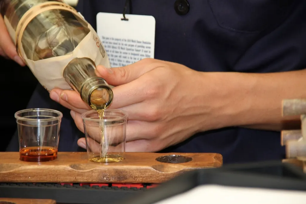 Glas whisky op een houten bar