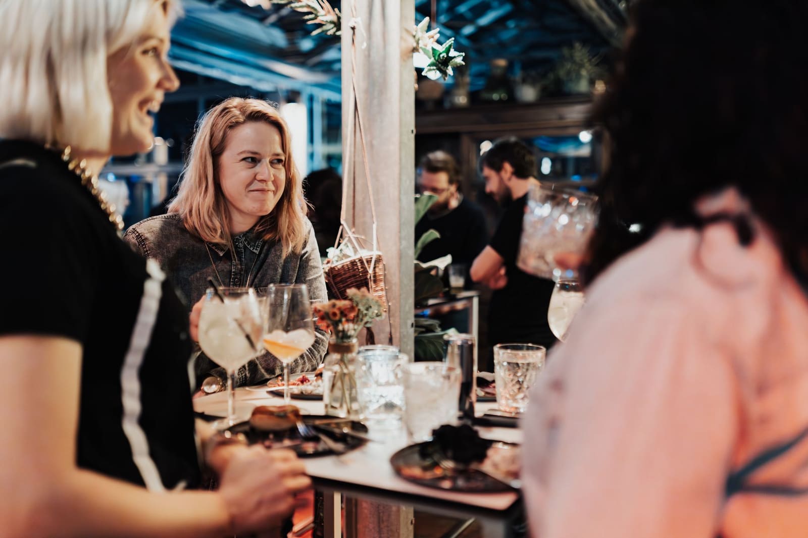 Jonge mensen die samen wijn drinken in een bar